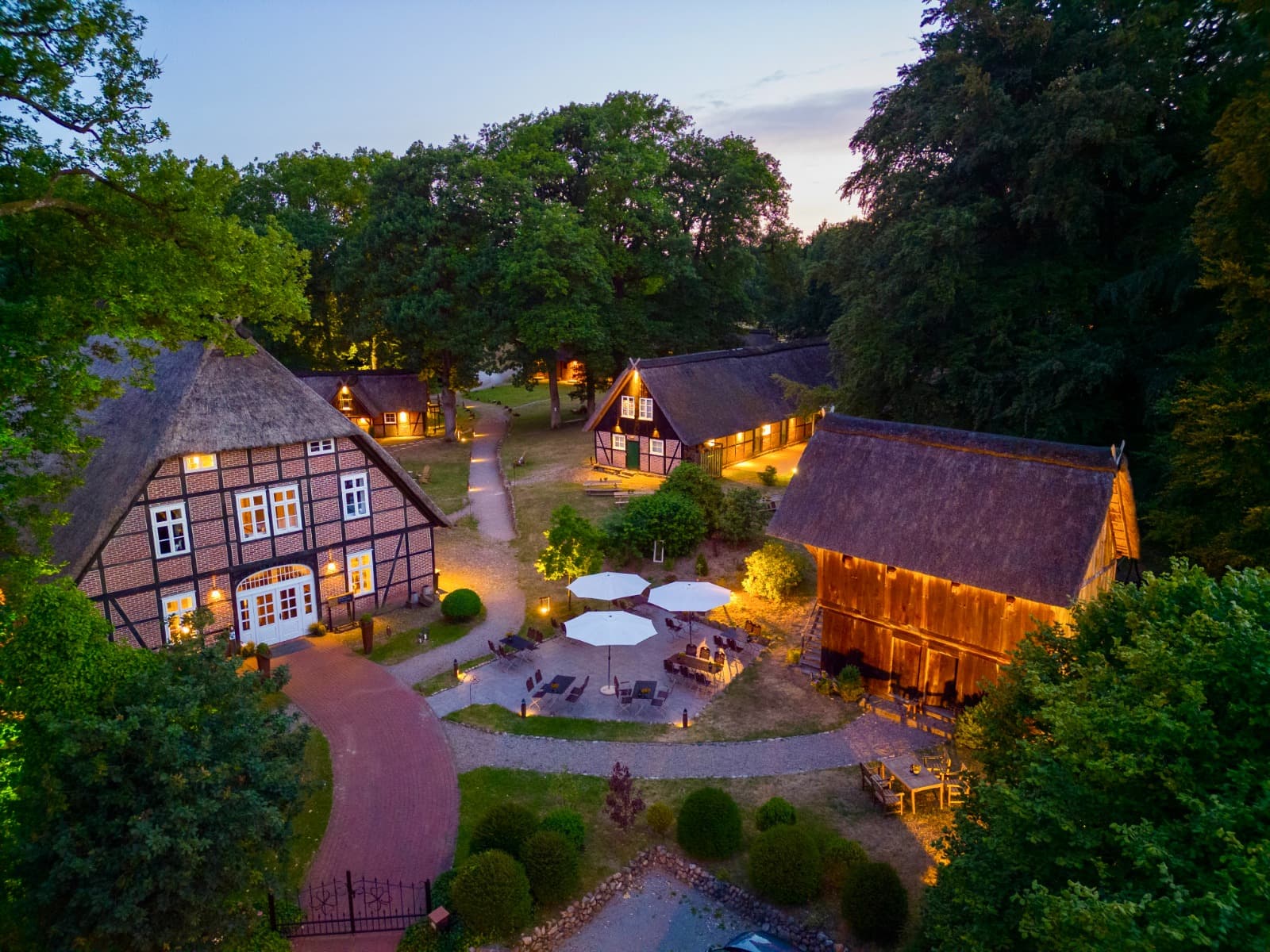 Das Hotel Stimbekhof in Bispingen im Abendlicht