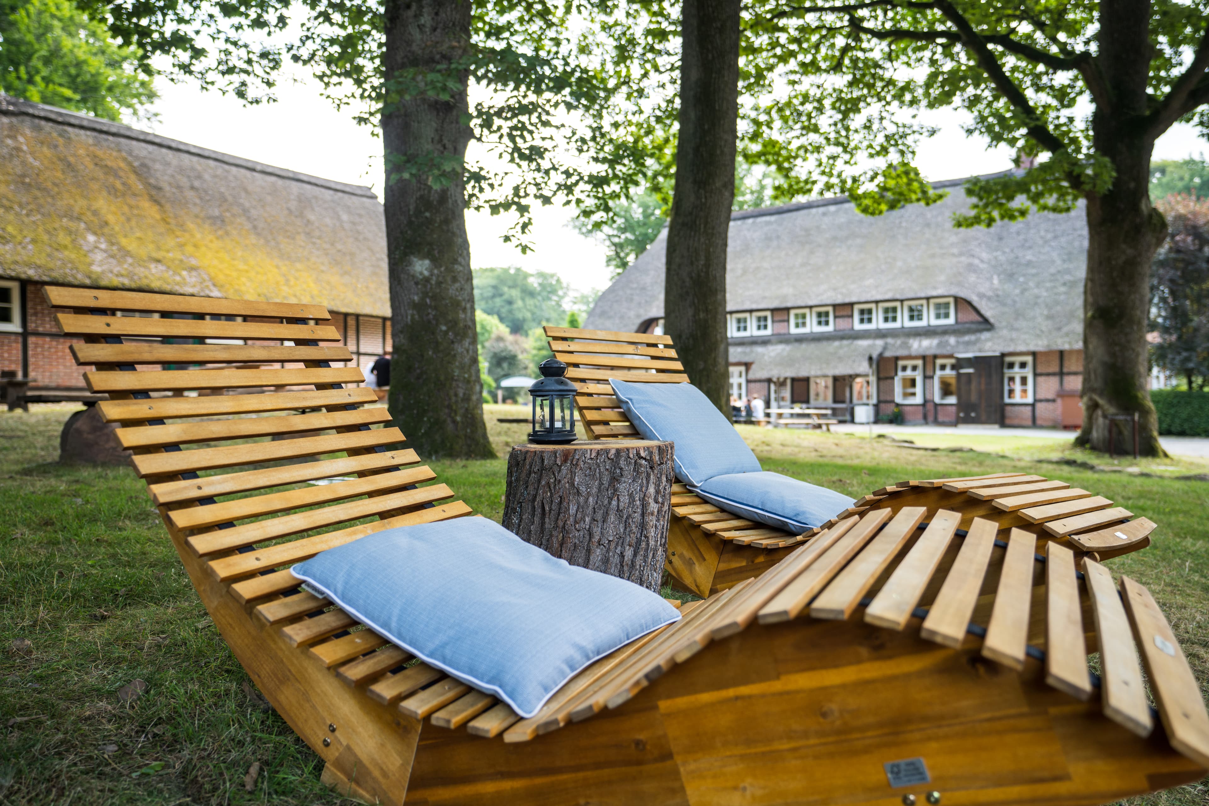 Blick in den Garten vom Stimbekhof mit SitzgelegenheitenView of the garden from the Stimbekhof with seating