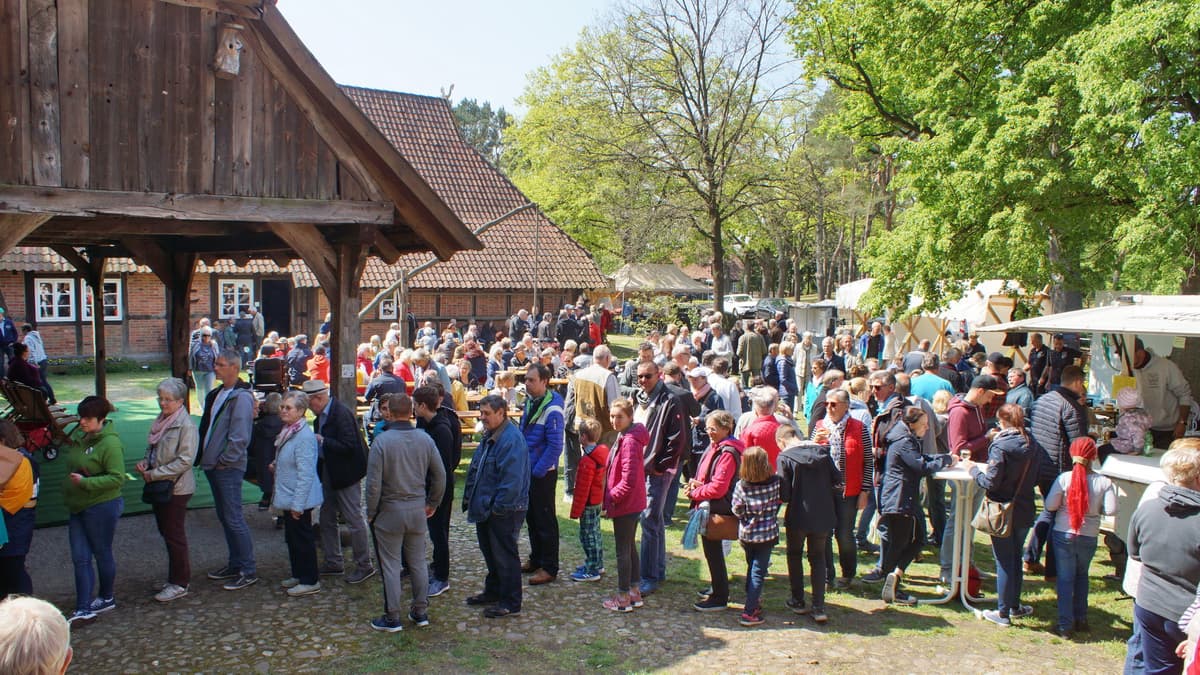 Schlange am Kuchenstand