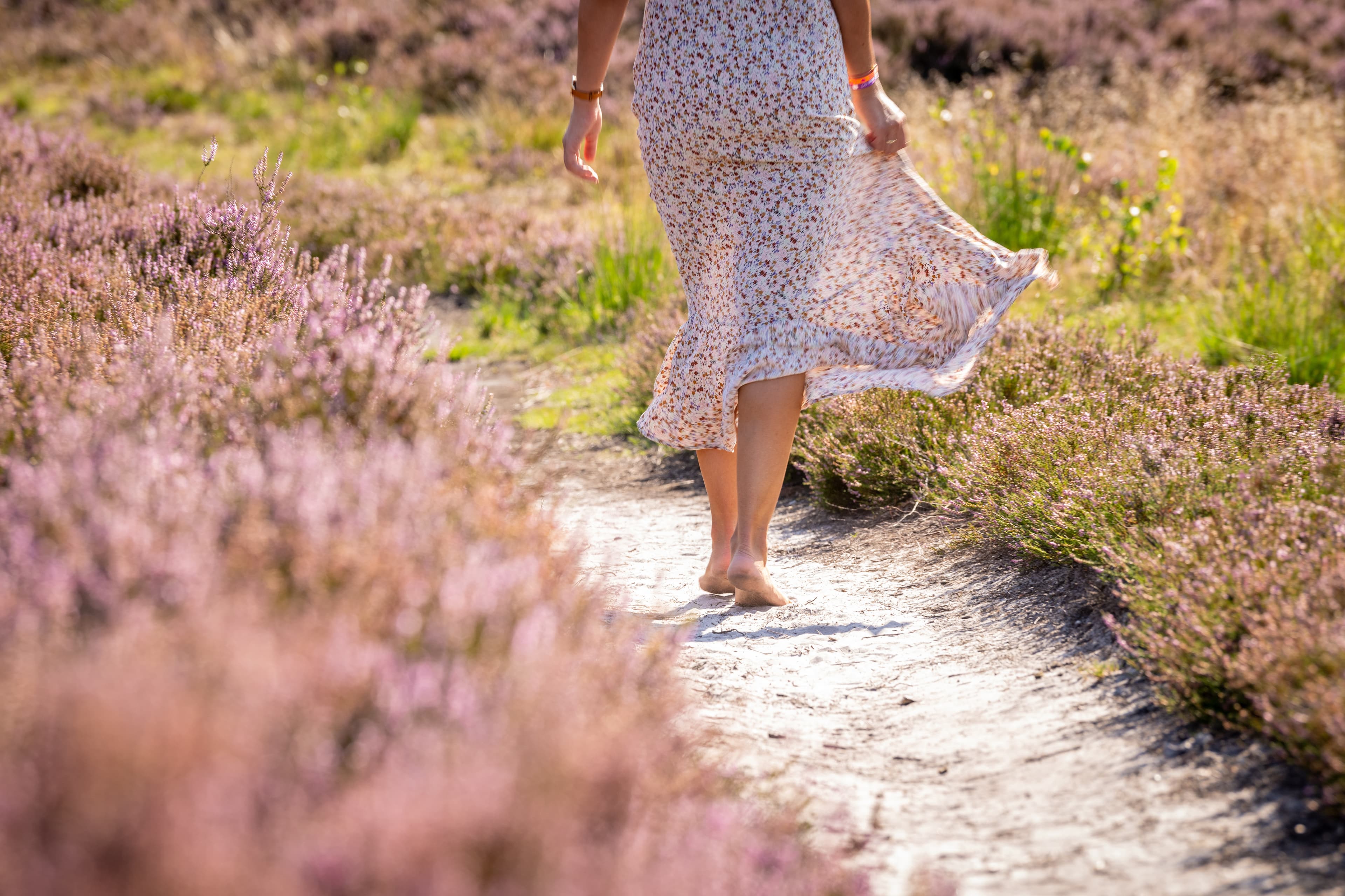 Frau barfuss auf Sandweg in der Lüneburger Heide