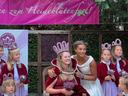 Alte und neue Heidekönigin auf dem Heideblütenfest Amelinghausen