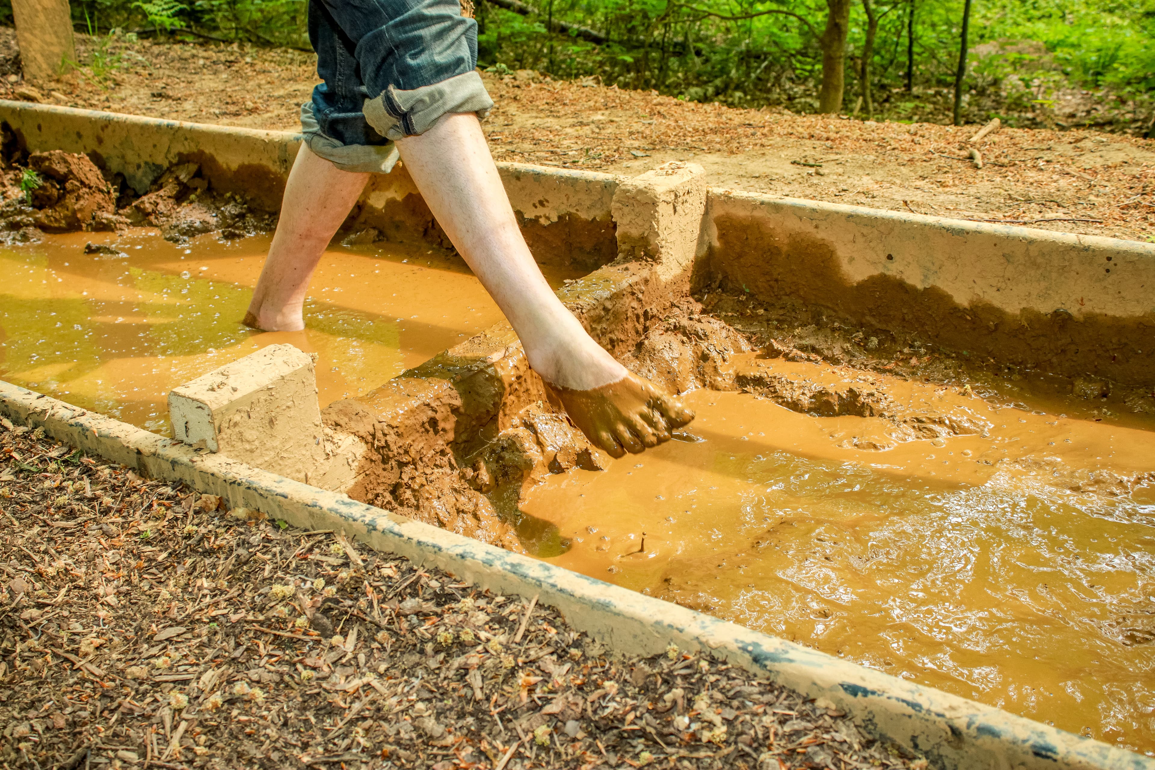 Auch durch die Matsche geht es im Barfusspark