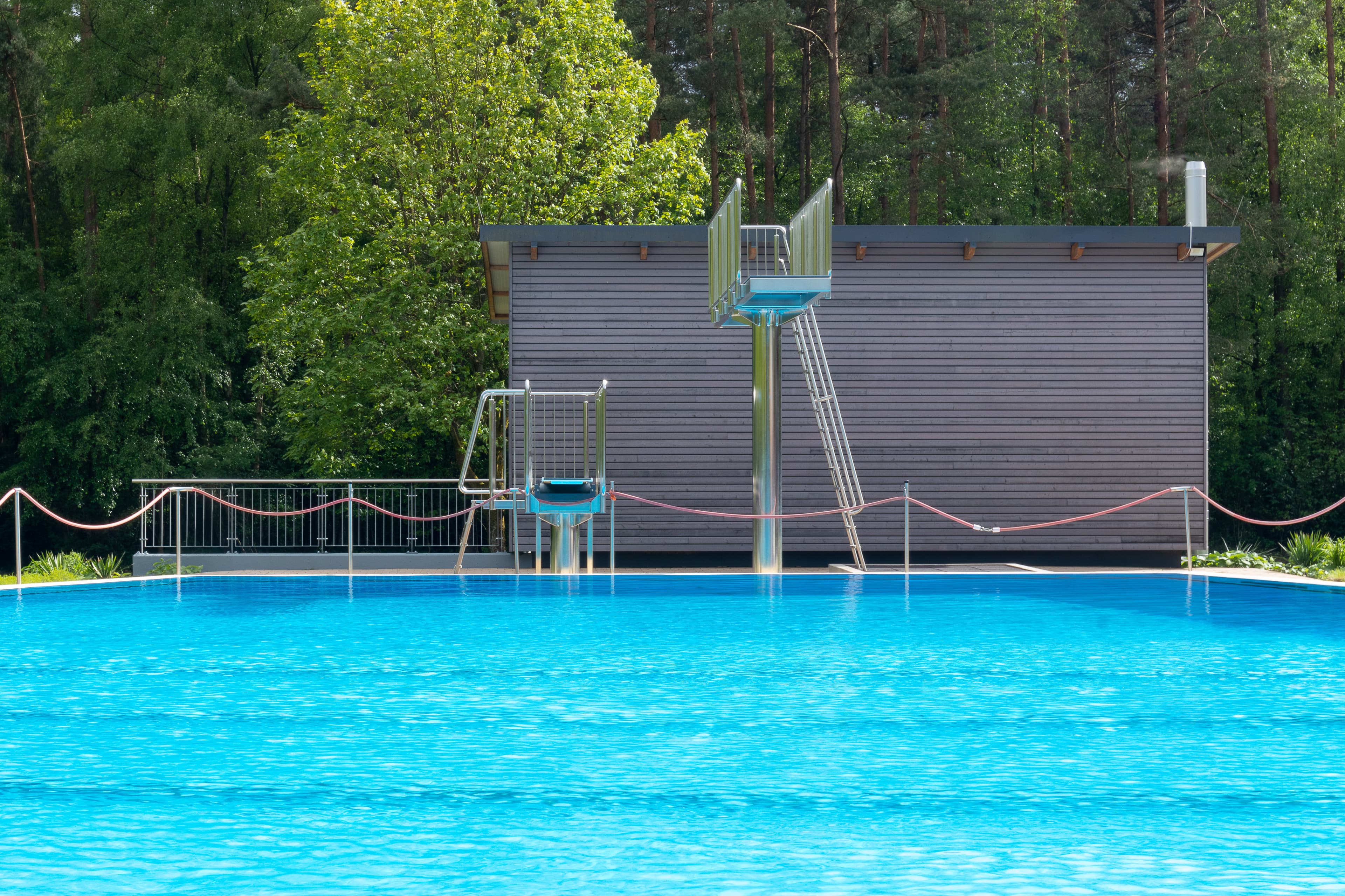 Sprunganlage mit 1- und 3-Meter-Brett