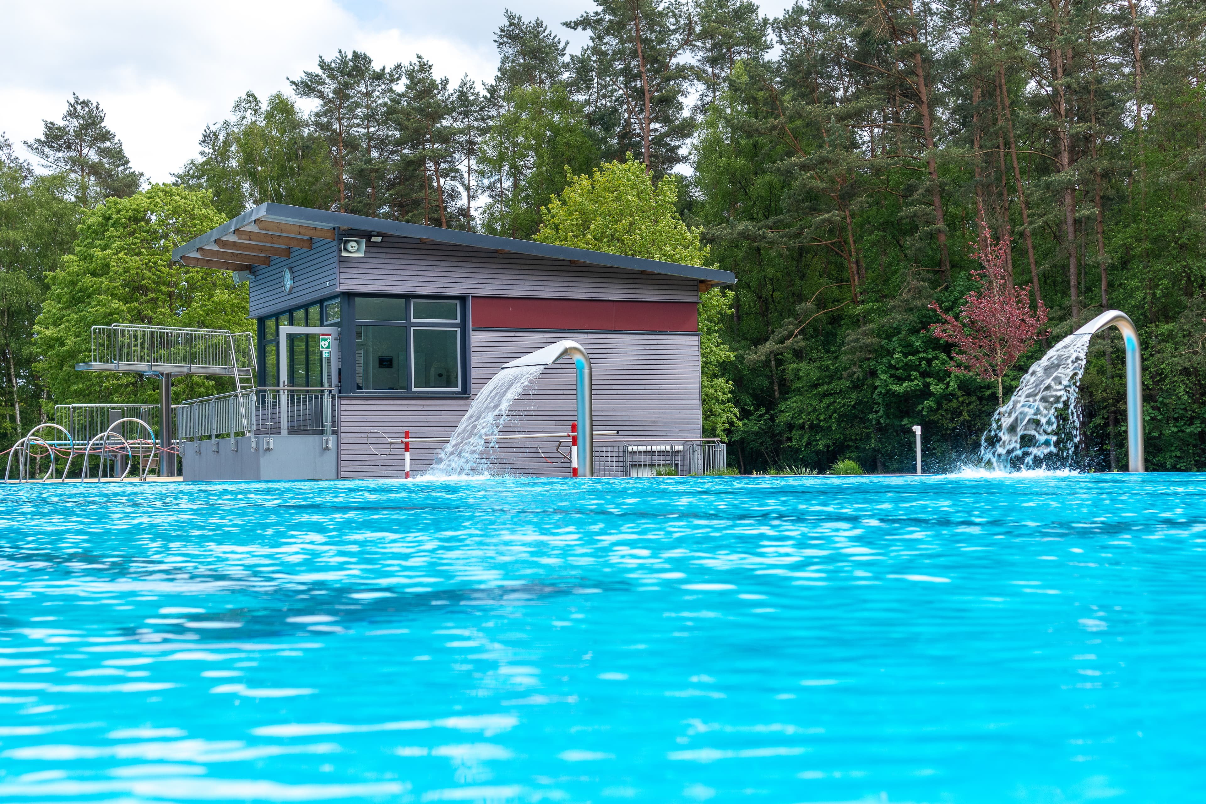 1000 qm Wasserfläche mit Schwimmer- und Nichtschwimmerbereich