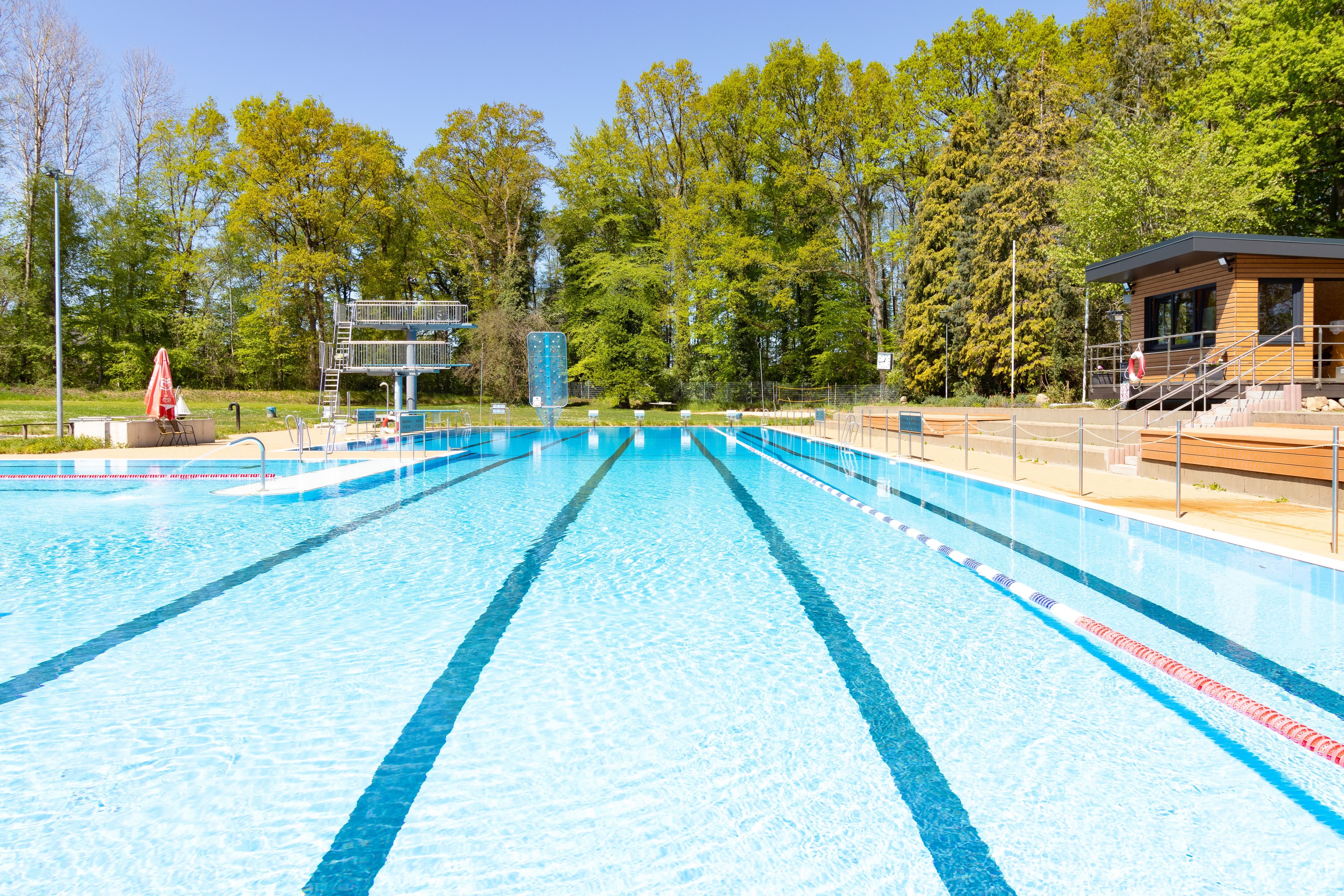 Schwimmbecken mit Sprungturm