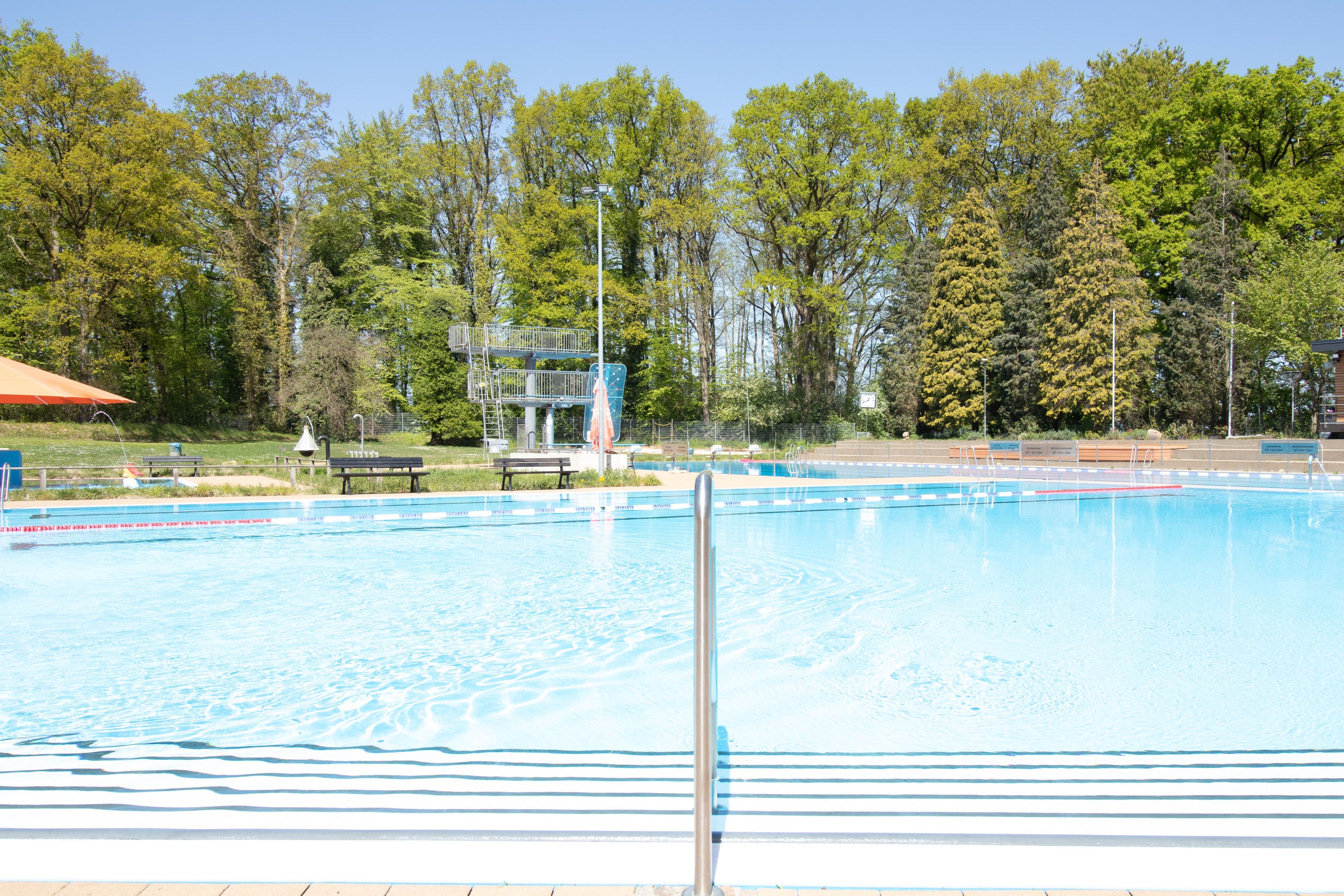 Schwimmbecken mit Sprungturm Waldbad Schwimmbad Salzhausen