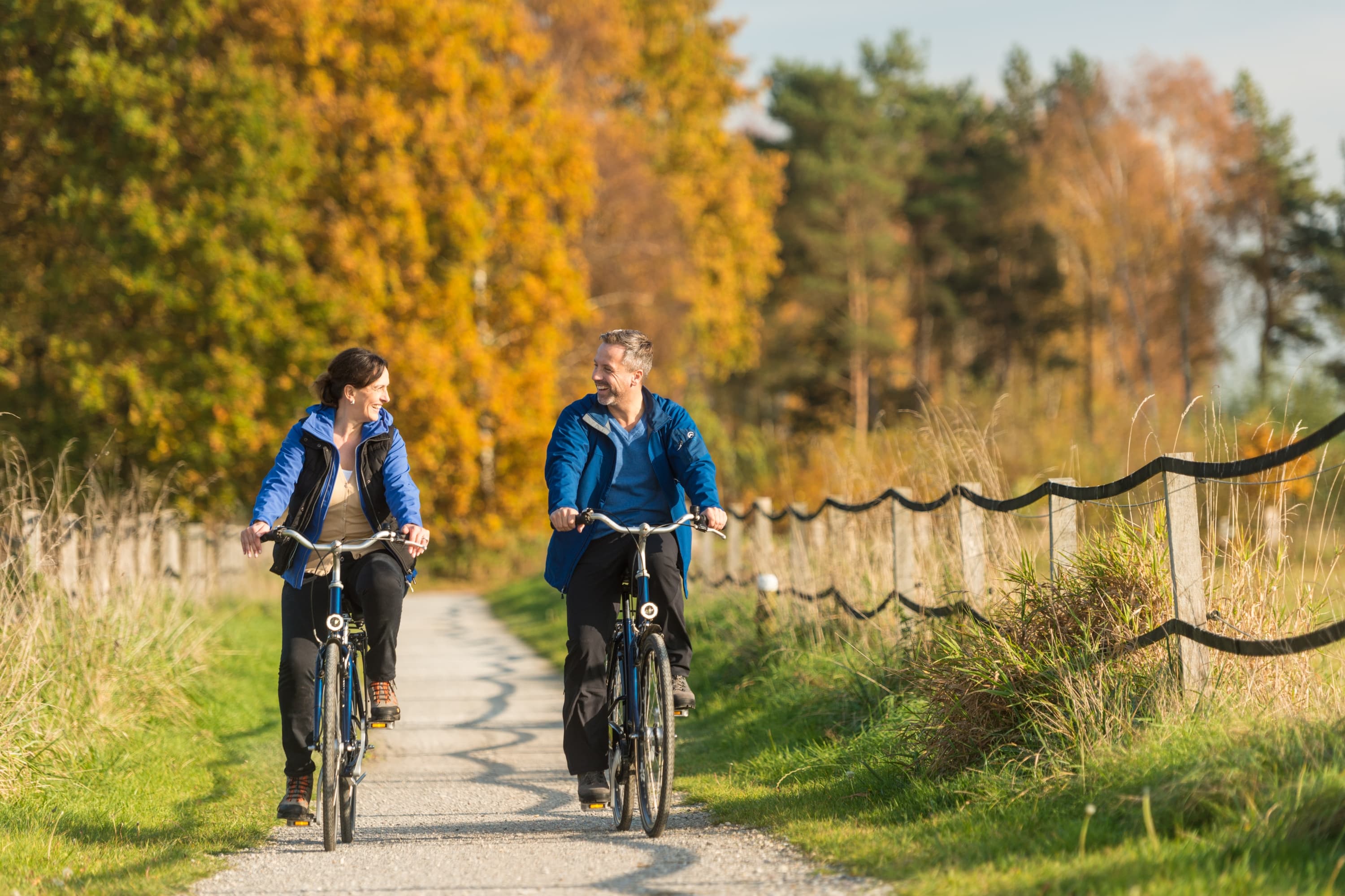 Radfahrer auf dem Aller-Radweg bei Bockelskamp