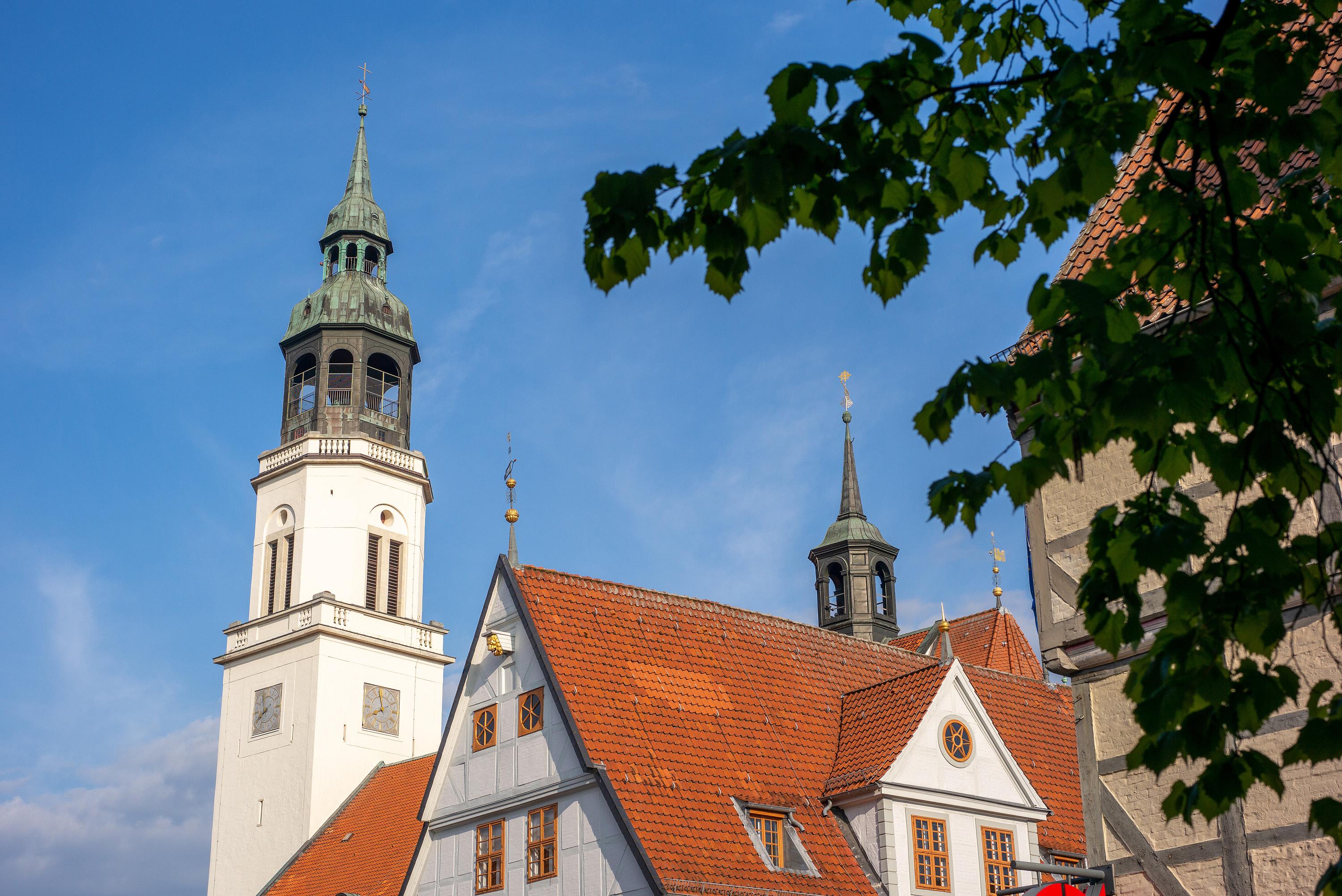 Kirchturm und Altes Rathaus in der Celler Innenstadt