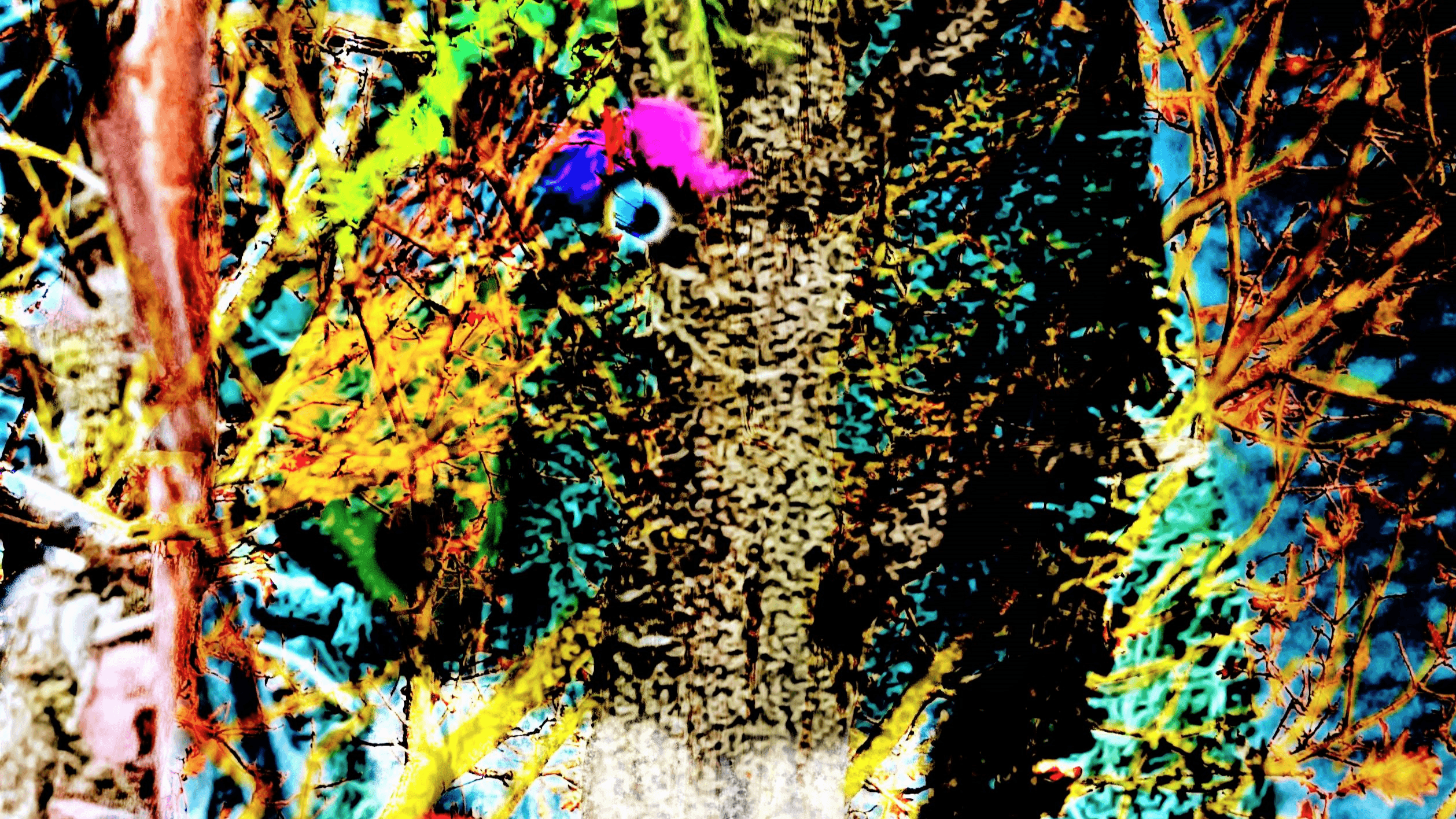 Ein Baumstamm, mit leuchtend grüner Farbe und bunten Elementen dekoriert, versteckt sich im dichten Gestrüpp.