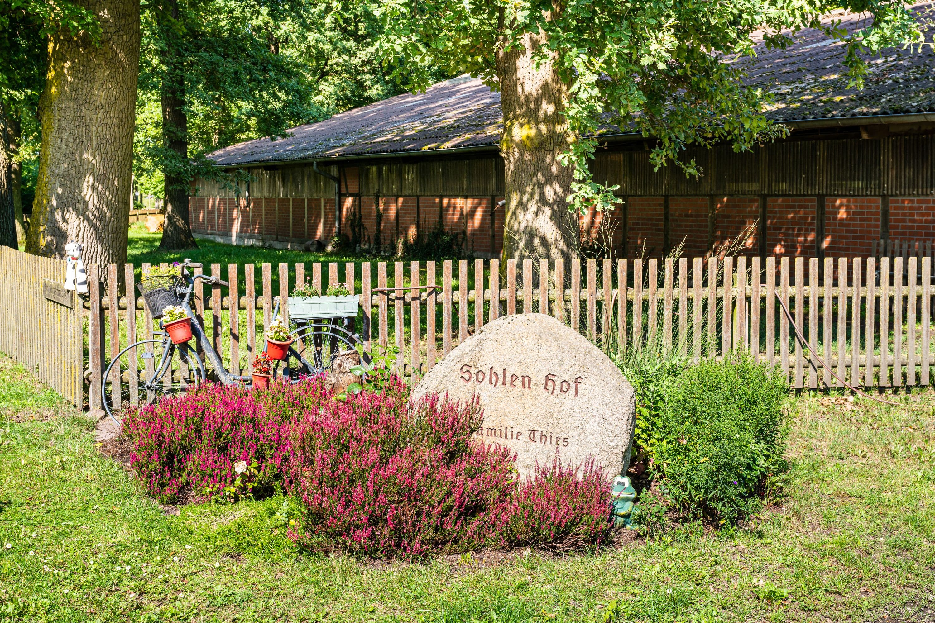 Der Wanderweg führt entlang traditioneller Hofanlagen