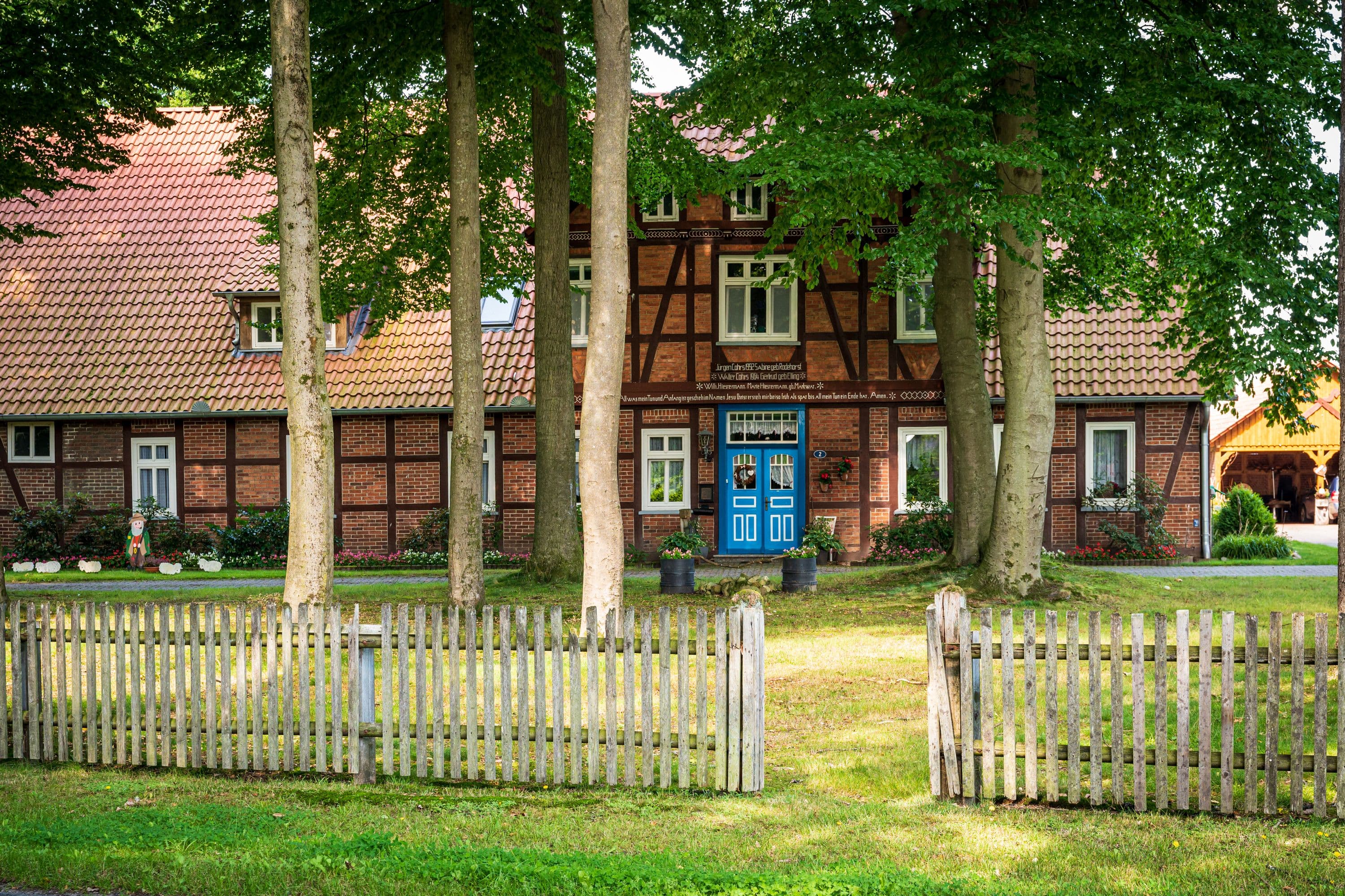 Die Wanderung führt entlang idyllischer Bauernhäuser