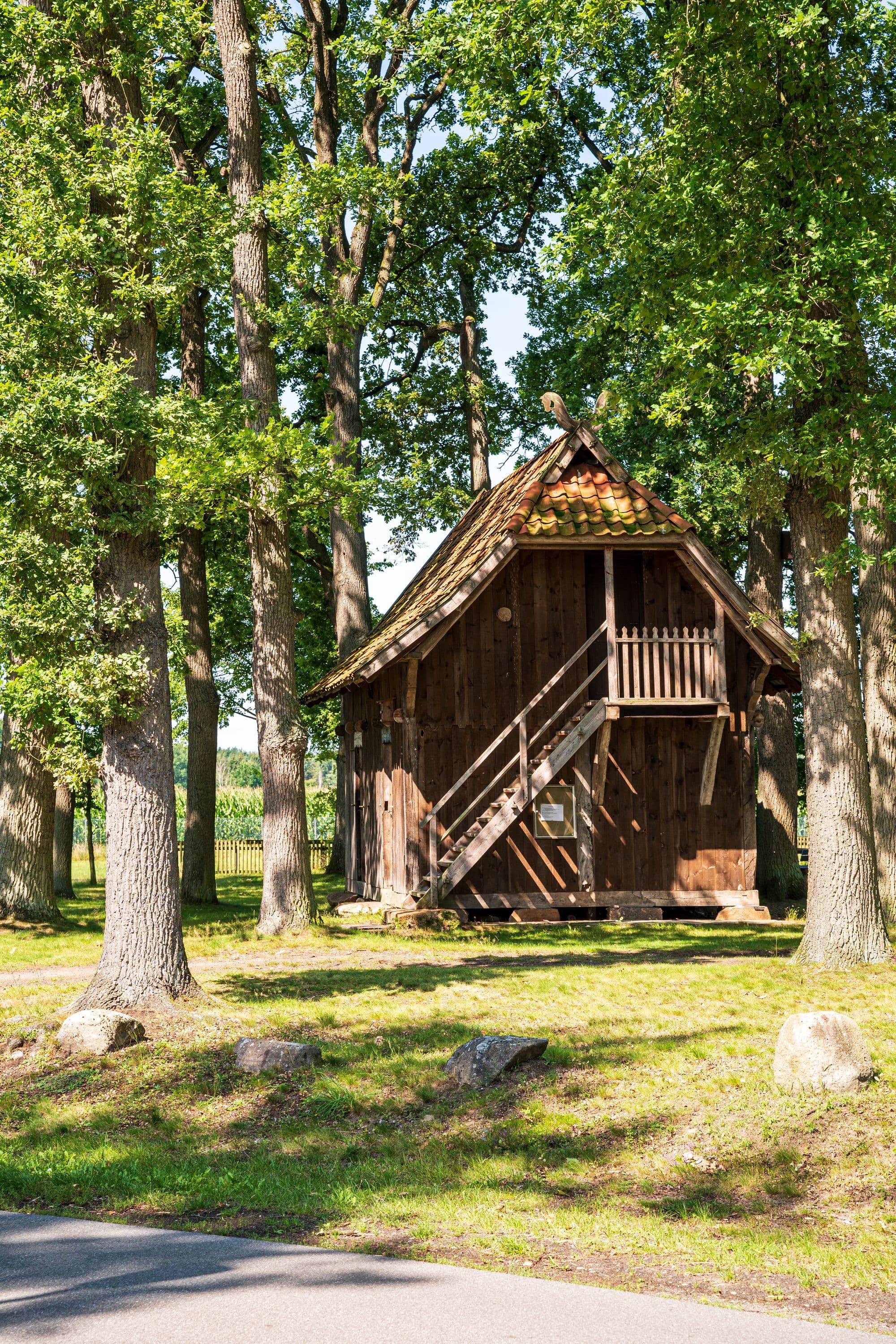 Alter Treppenspeicher am Wanderweg