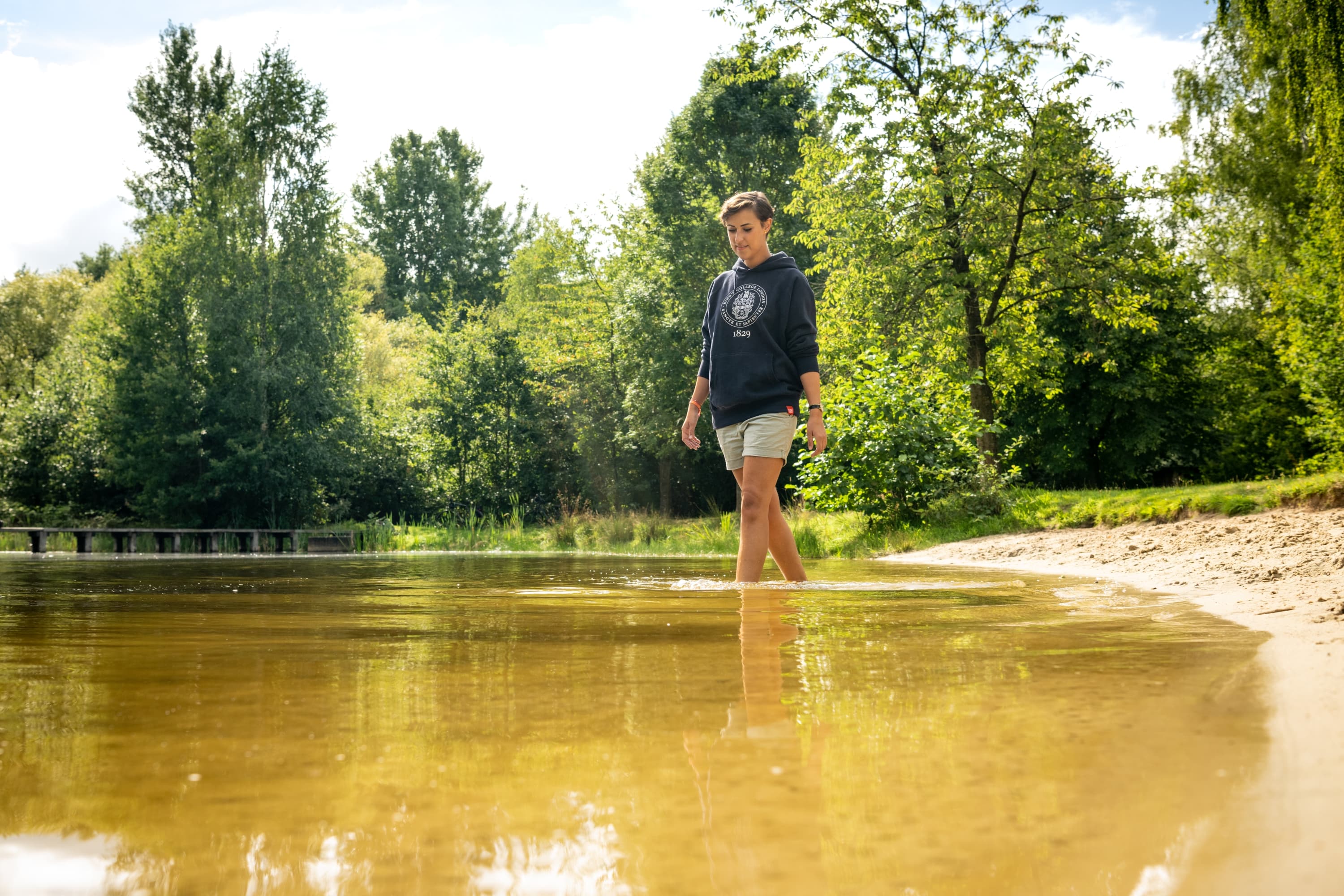 Ein kühles Fußbad im Badeteich in Bargfeld