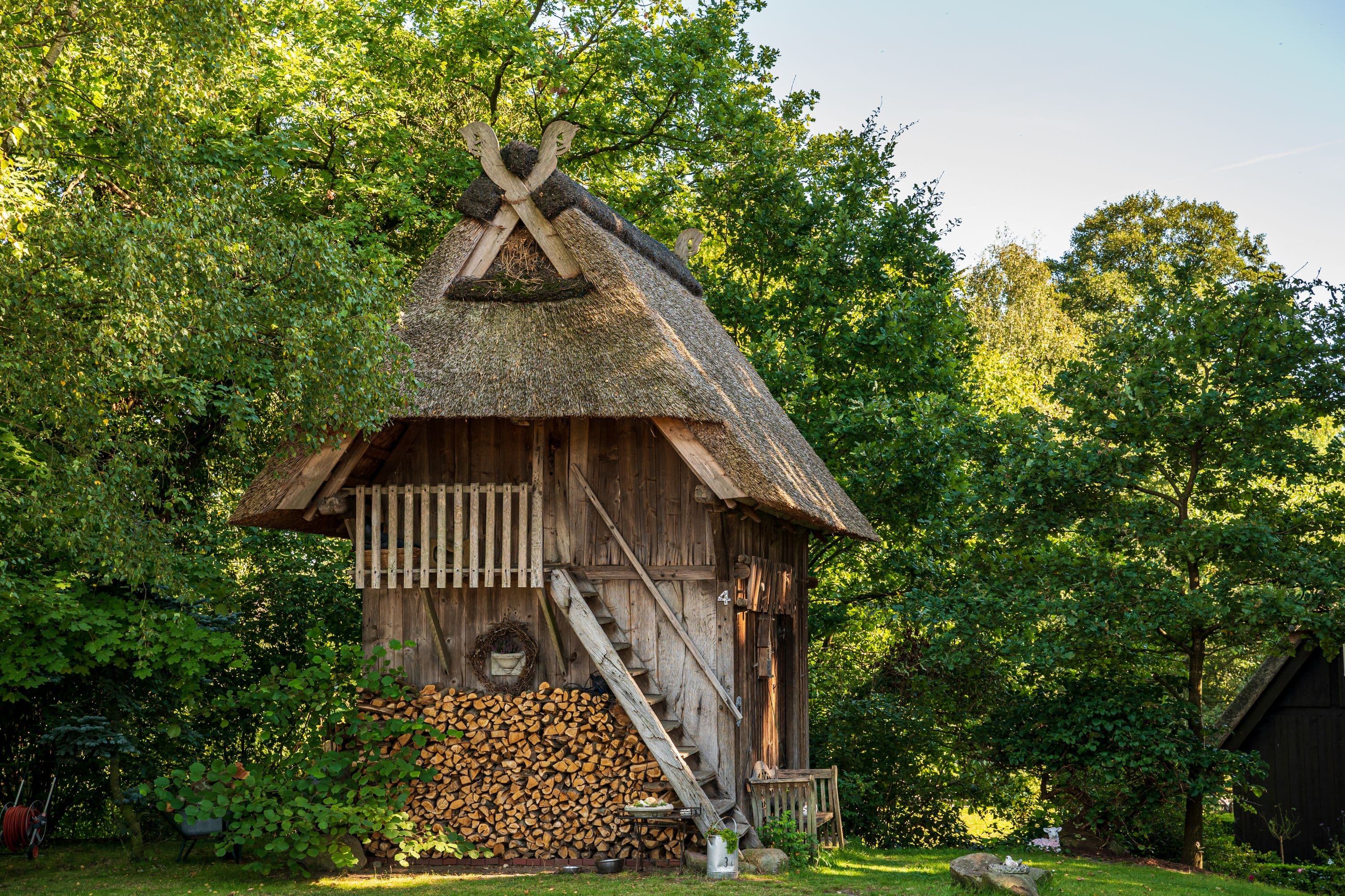 Wandern durch idyllische Heidedörfer mit historischen Gebäuden