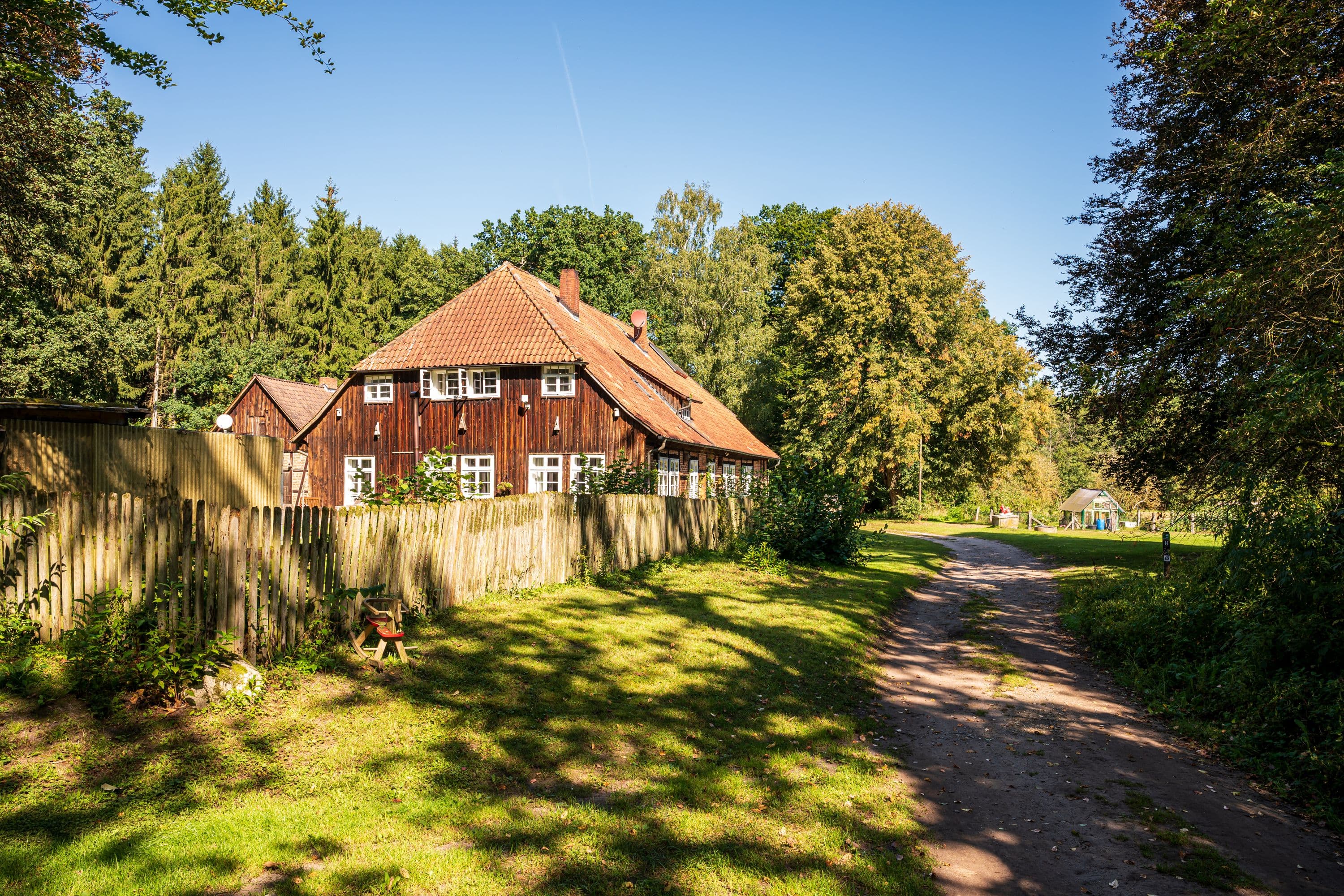 Denkmalgeschütztes Forsthaus am Wanderweg