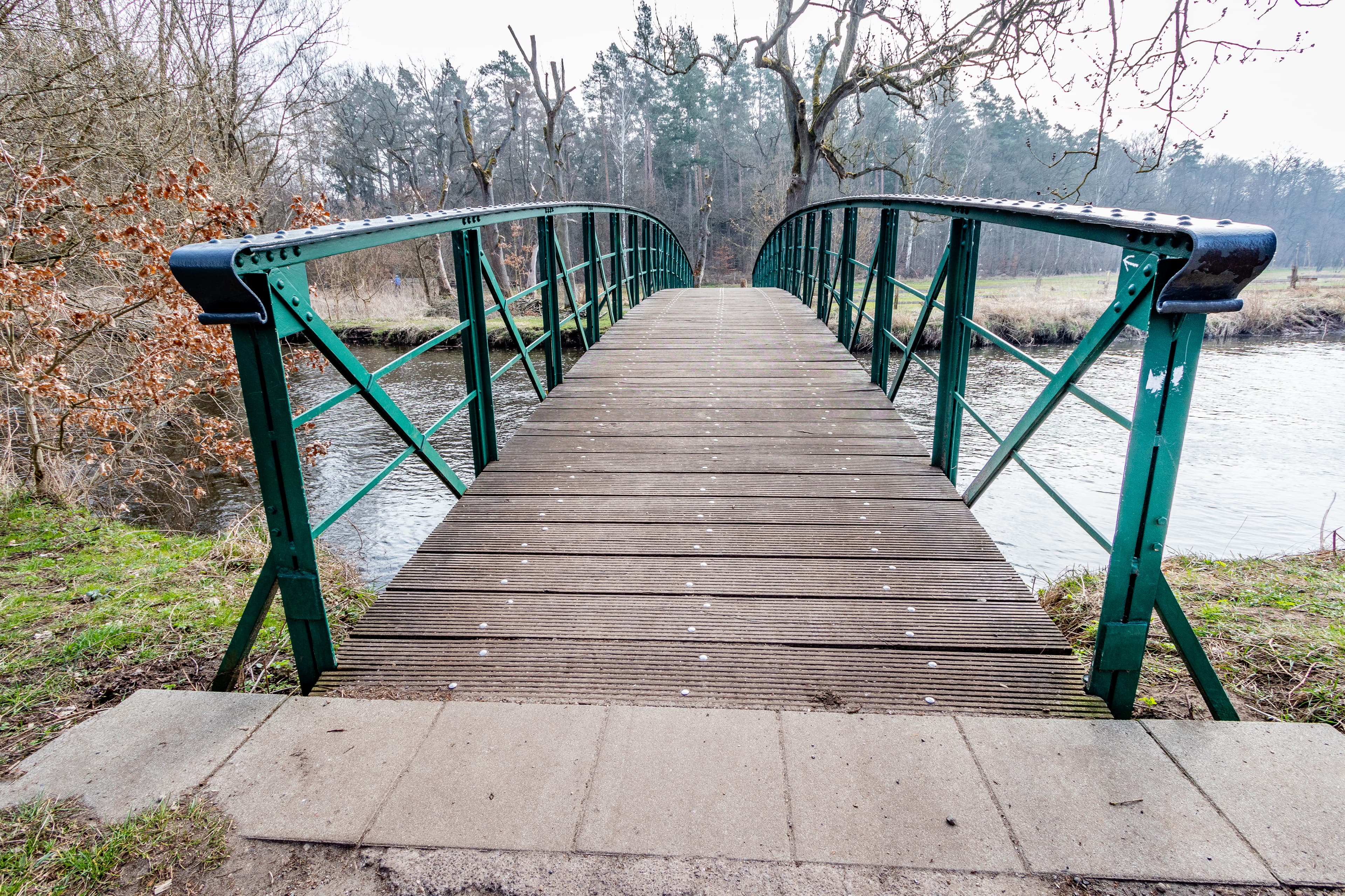 Früher führt die Teufelsbrücke über ein Moor