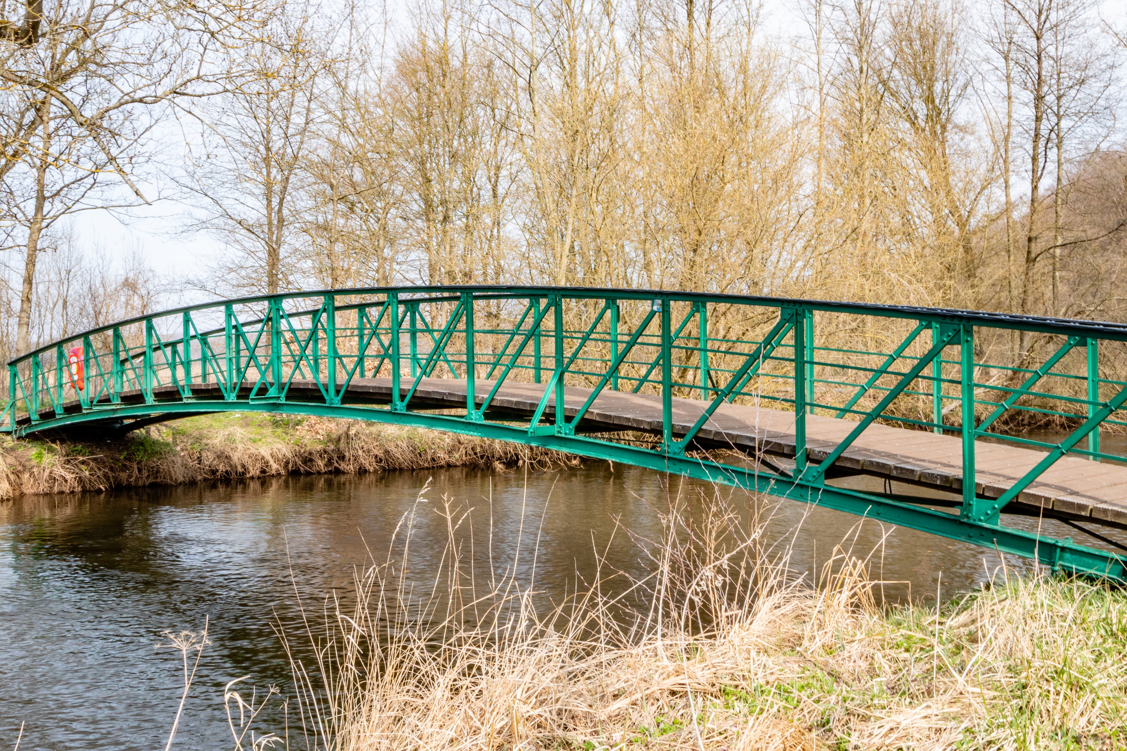 Weit über die Ilmenau in Lüneburg zieht sich die Teufelsbrücke