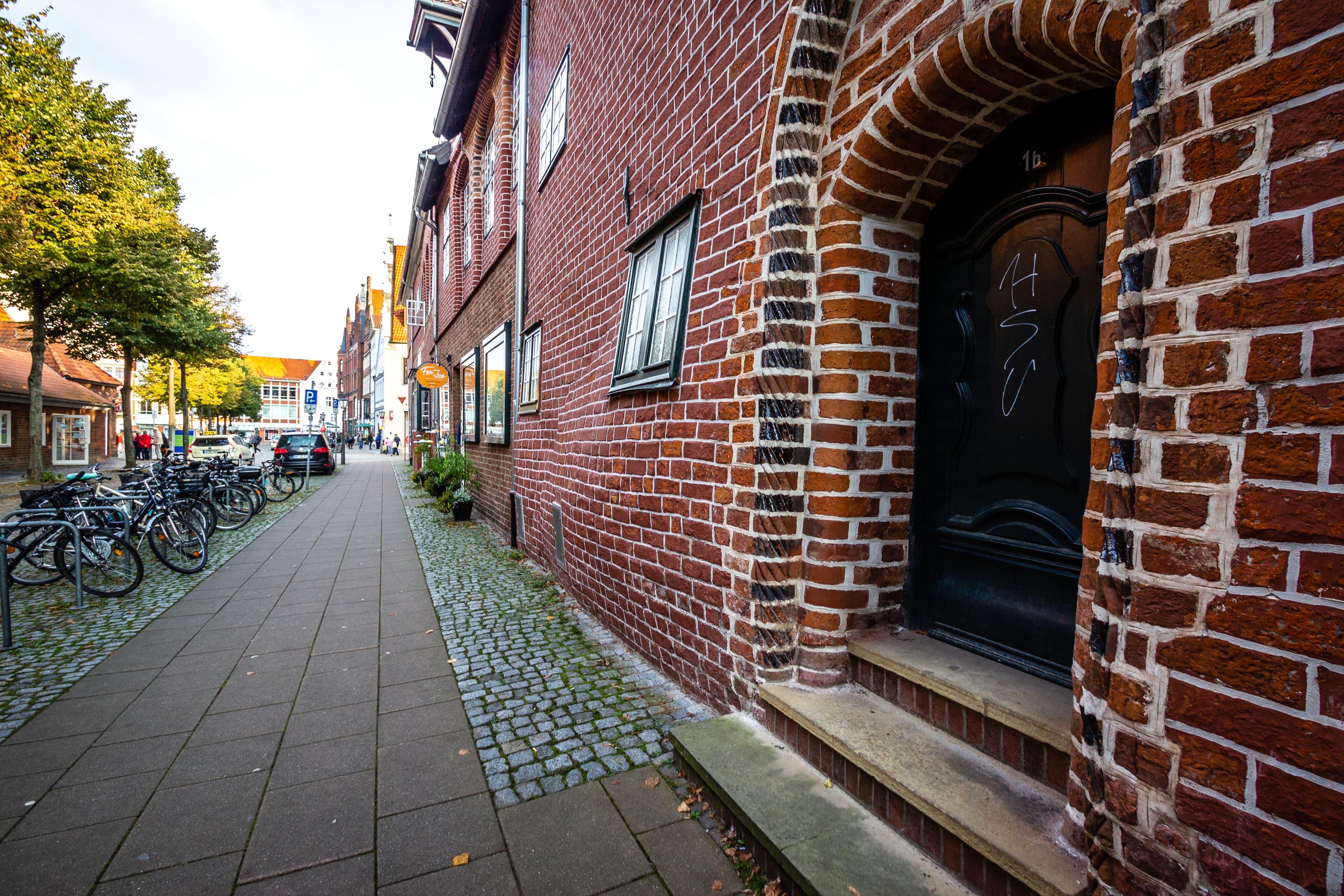 Seitenansicht des schwangeren Hauses in Lüneburg