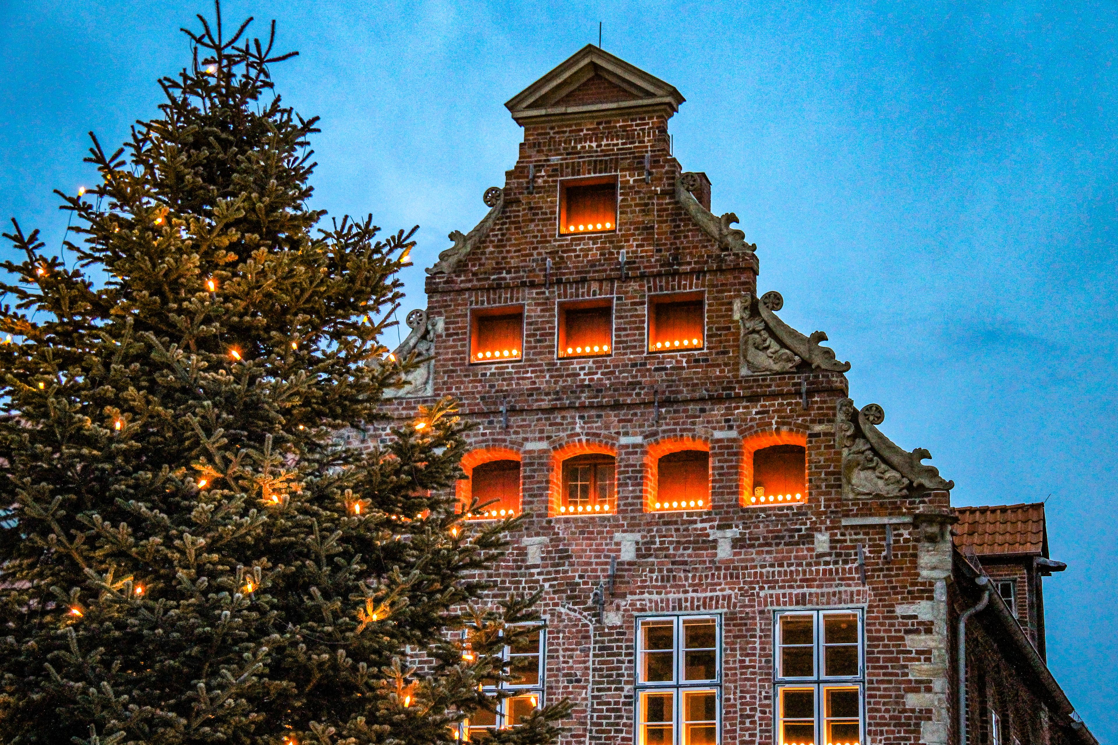 Heinrich Heine Haus Lüneburg mit Weihnachtslichtern