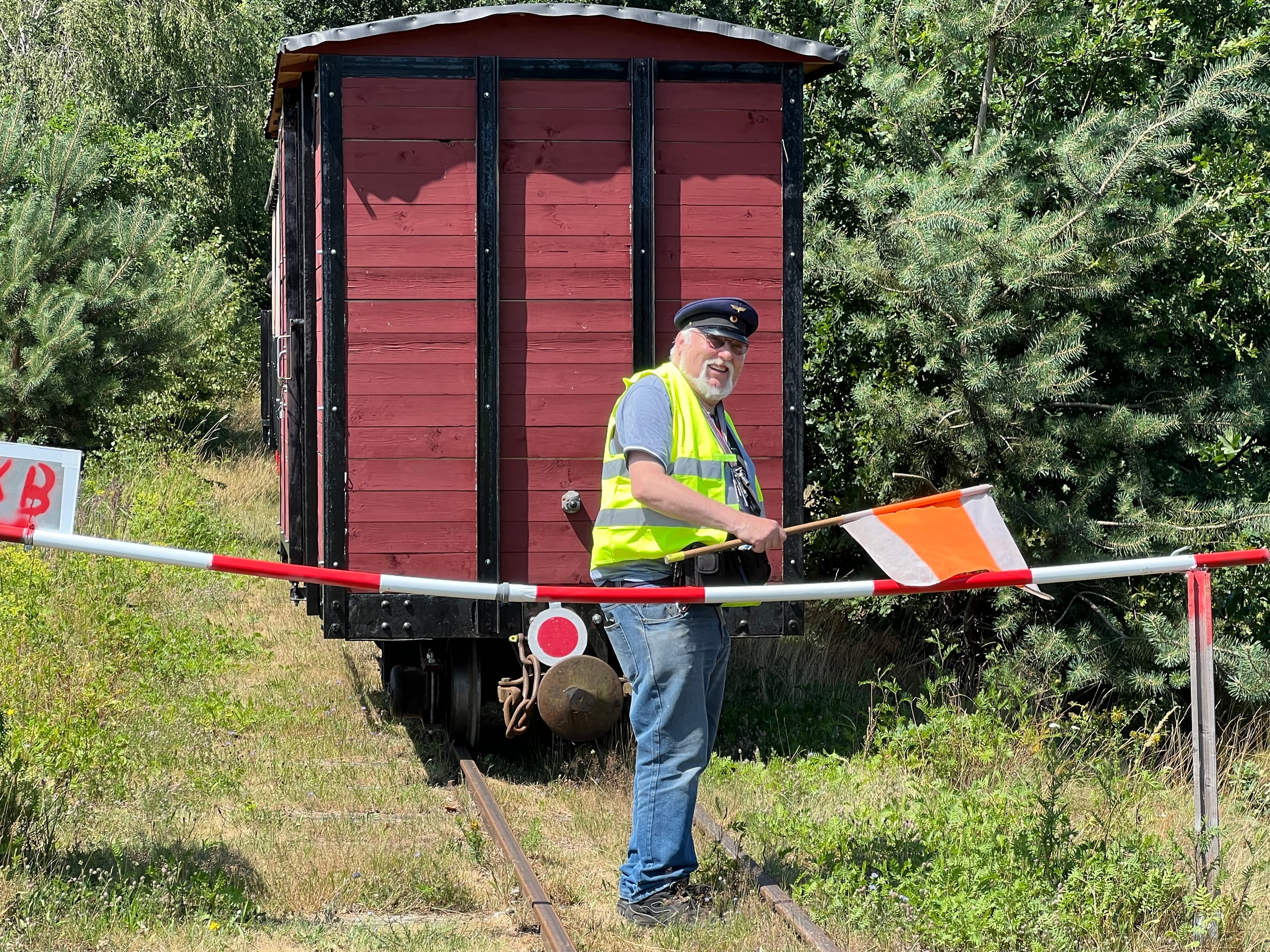 Schranke auf der Strecke der Böhmetal Kleinbahn