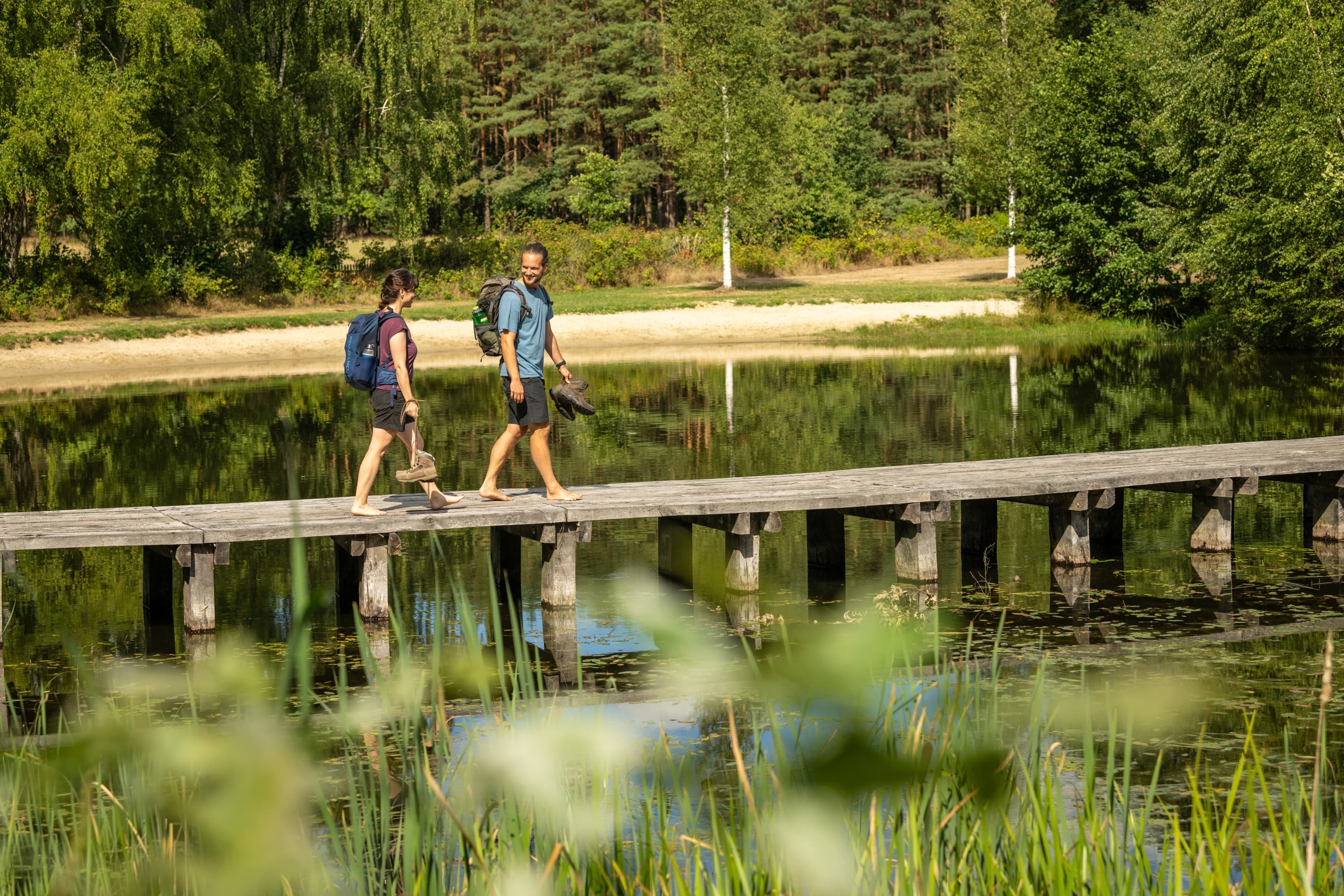 Entspannte Wanderpause am Badeteich in Bargfeld