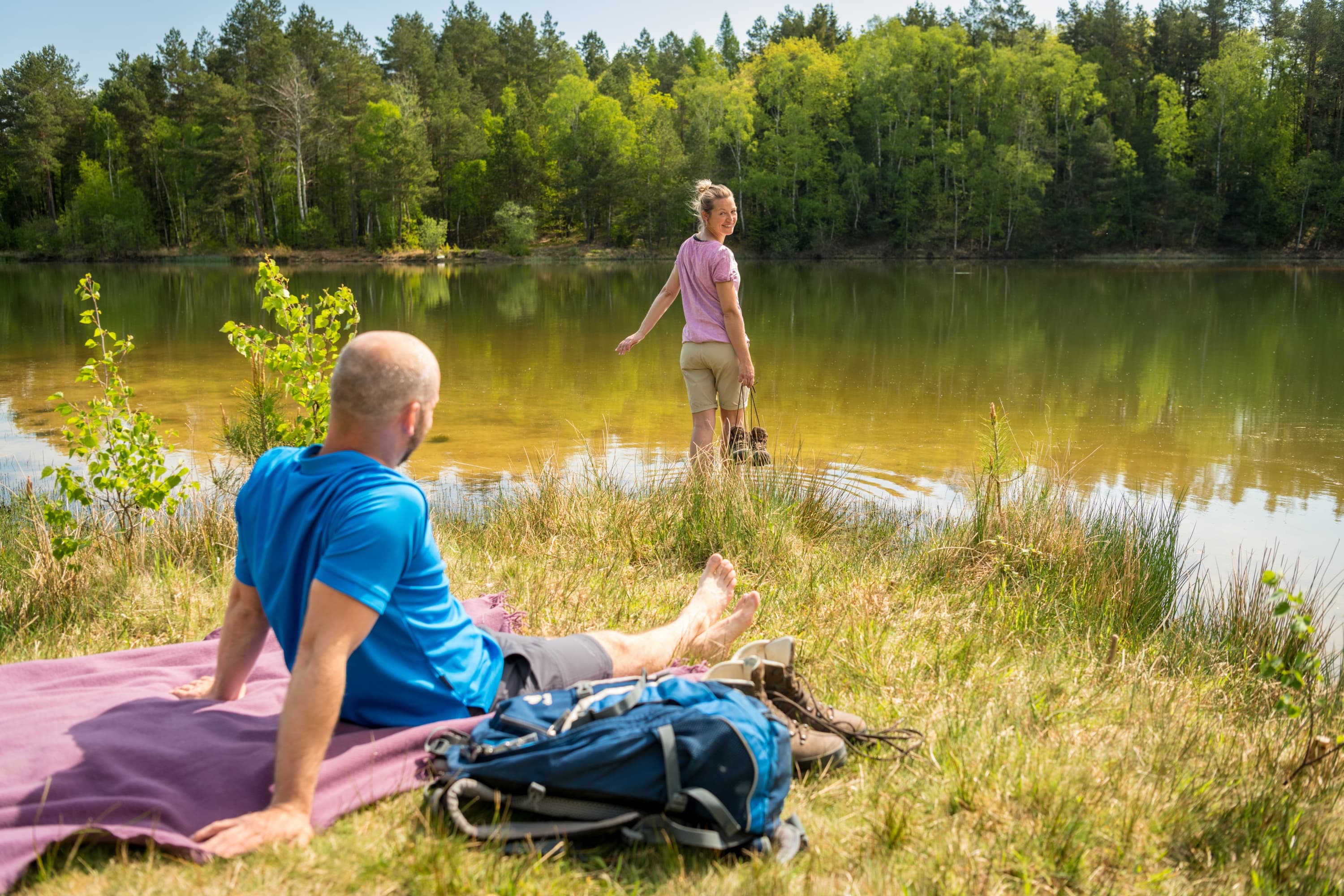 Erfrischende Wanderpause am Kieselgurteich in der Oberoher Heide