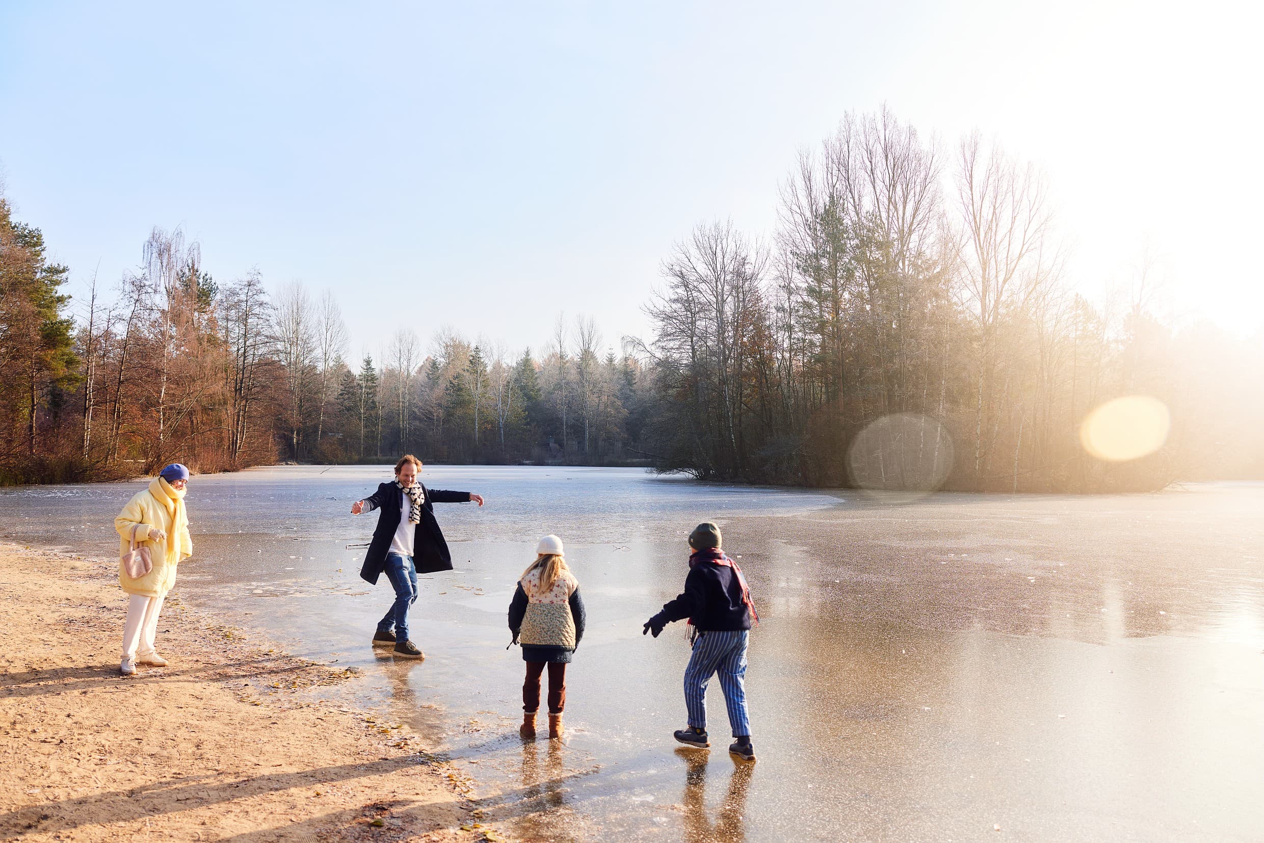 Schlittschuh laufen auf dem See im Center Parcs