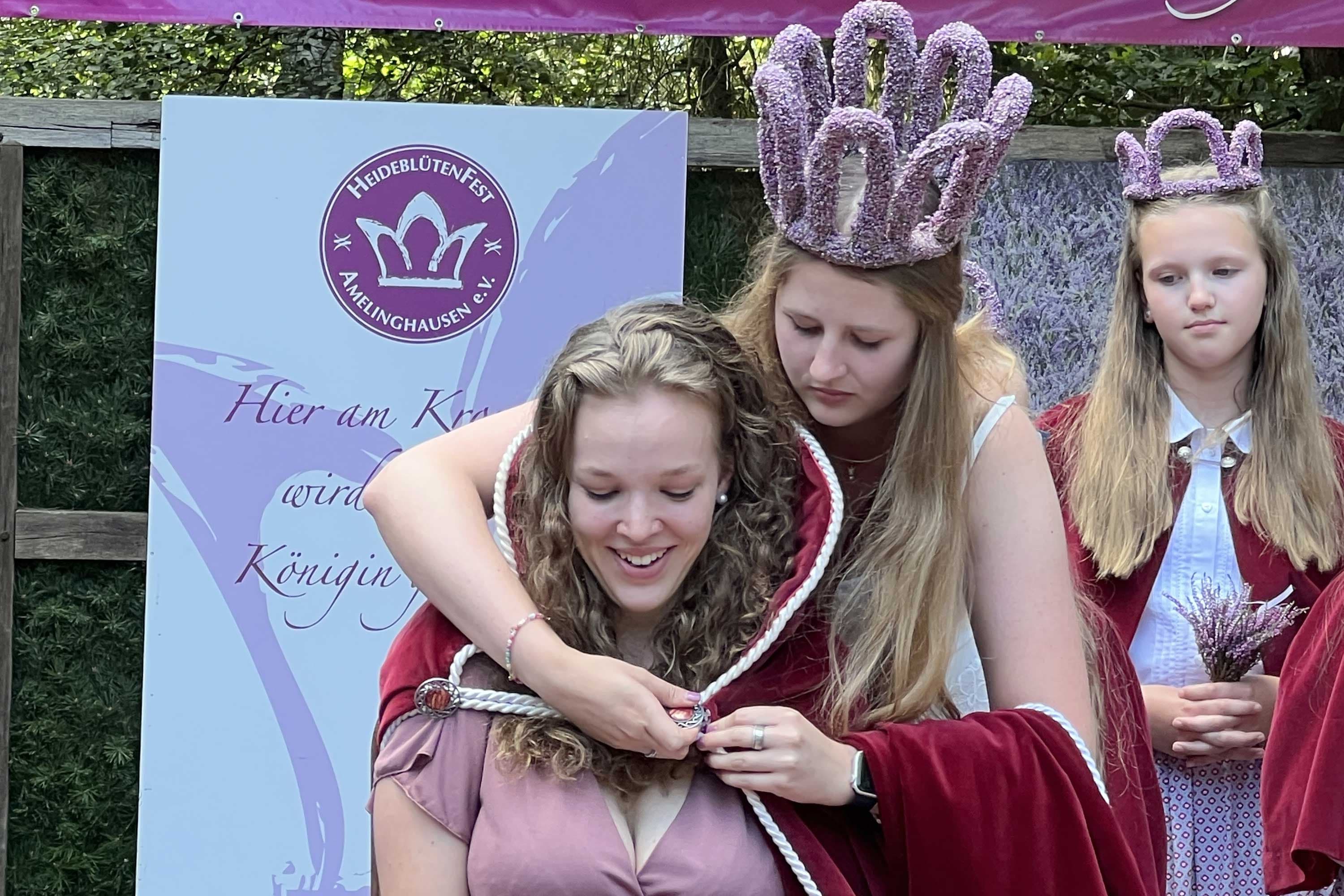 Übergabe des Mantels der alten Heidekönigin