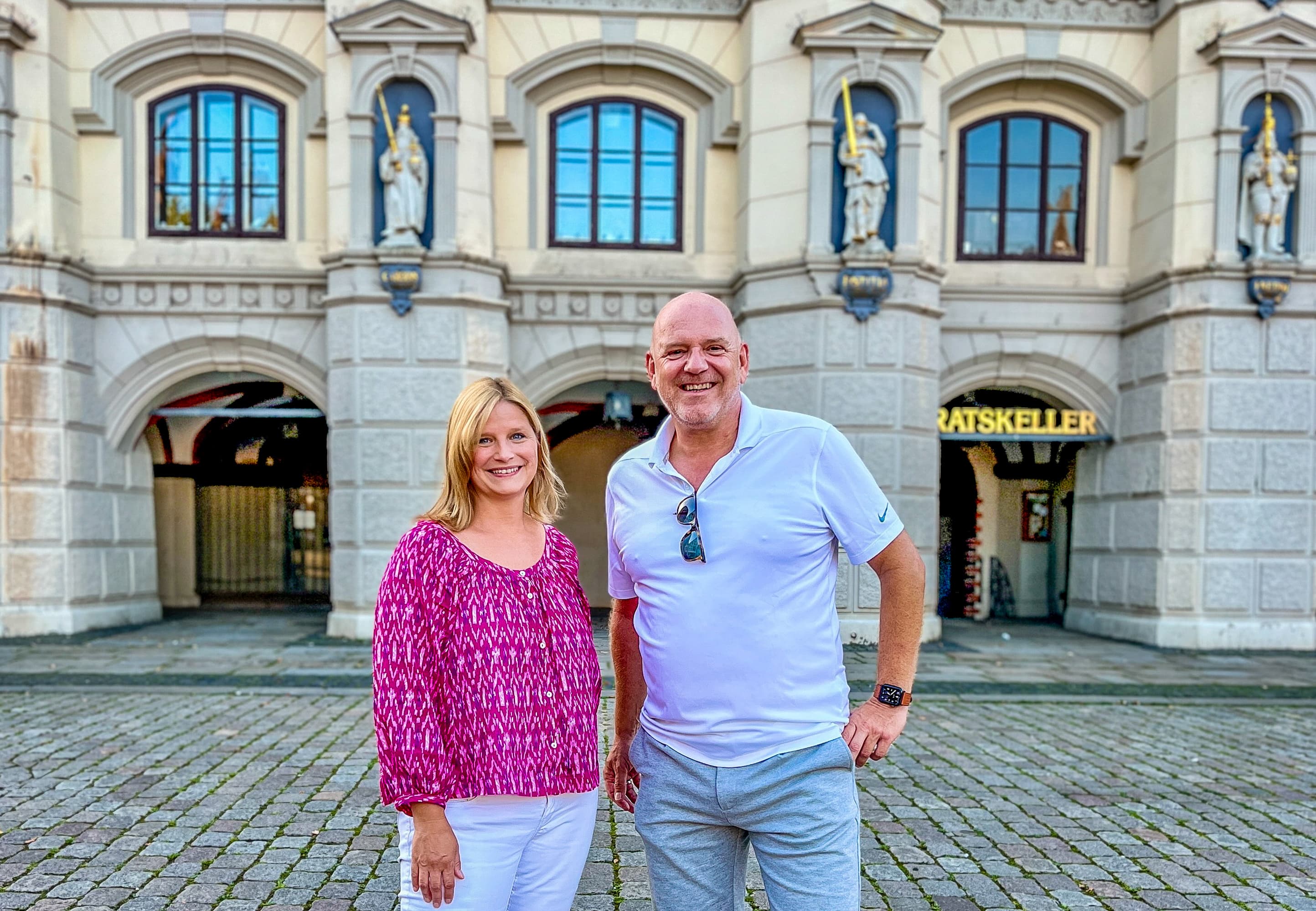 mann und frau stehen vor dem rathaus in lüneburg