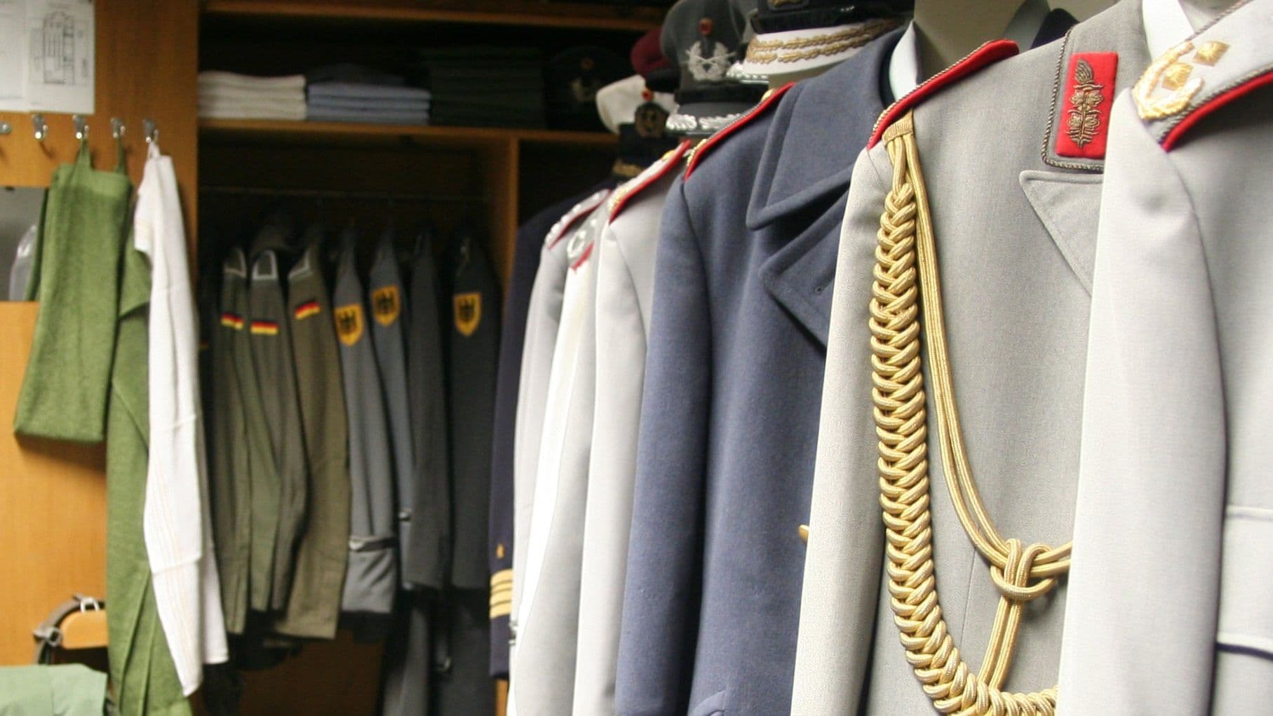 Teil der Ausstellung im Garnison-Museum Celle mit Uniformen der Bundeswehr