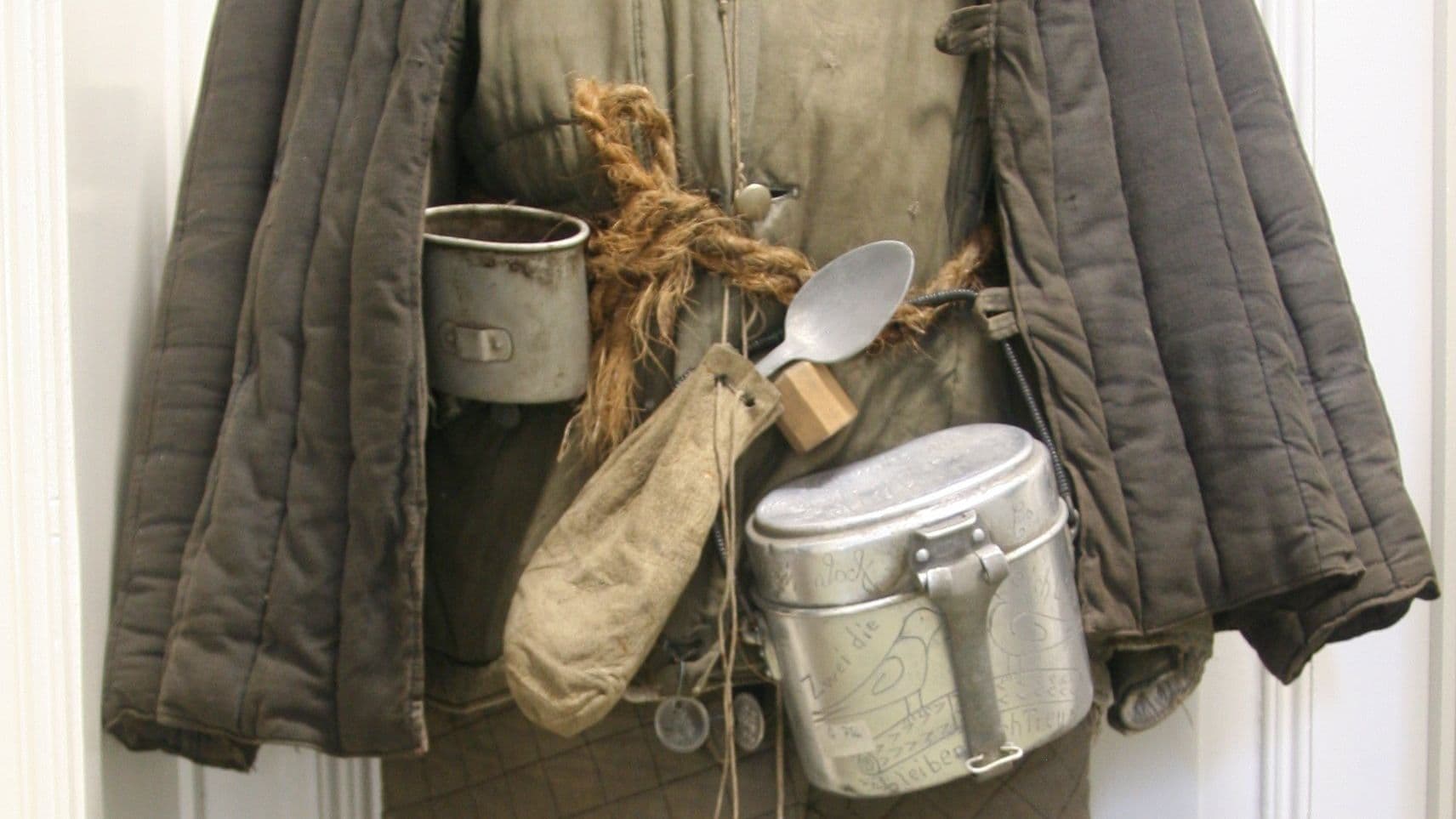 Historische Uniform mit Essbesteck, Tasse, Topf und weiterer Soldatenausruestung in der Ausstellung des Garnison-Museums Celle