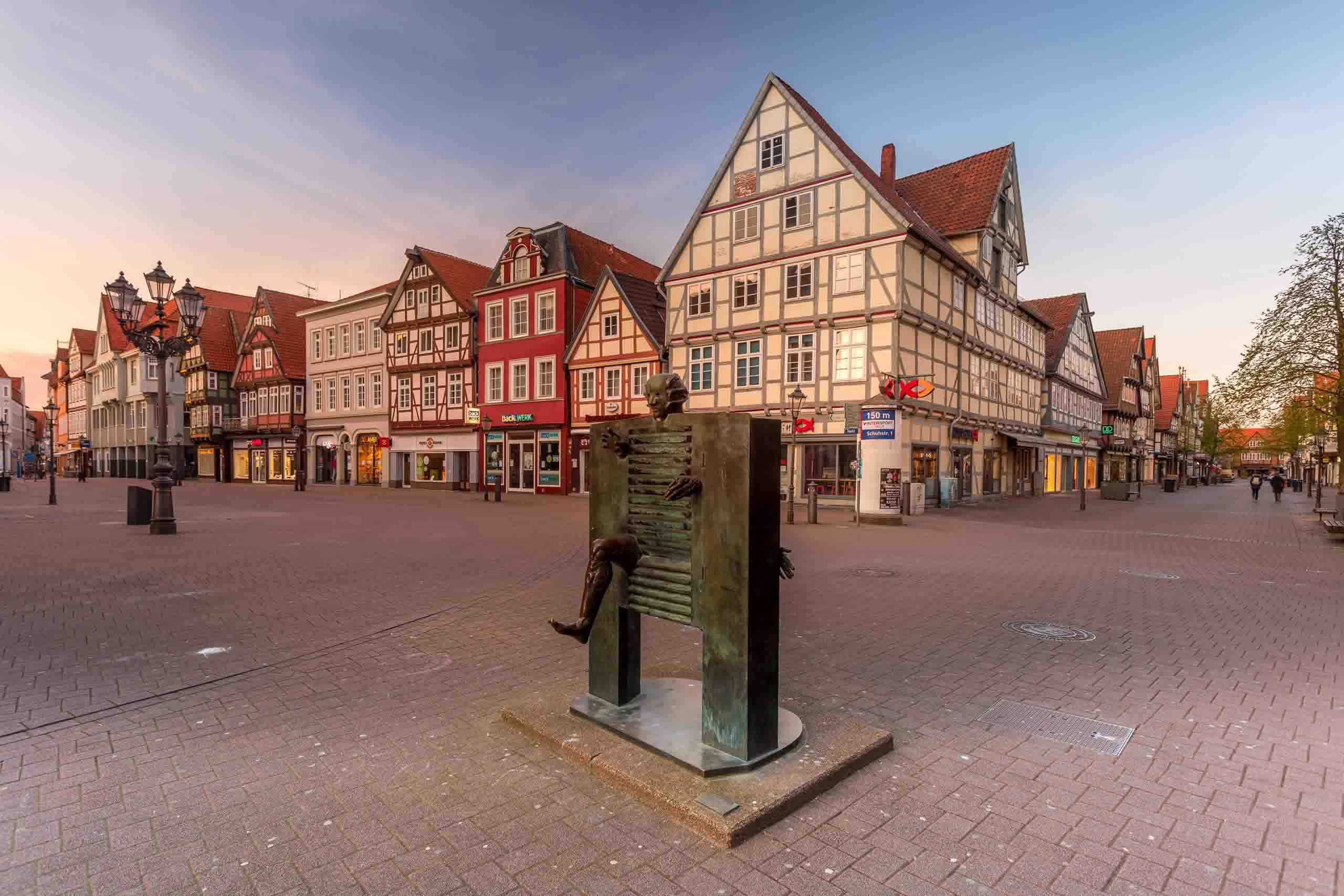 Bronzeplastik "Homme passant la porte"