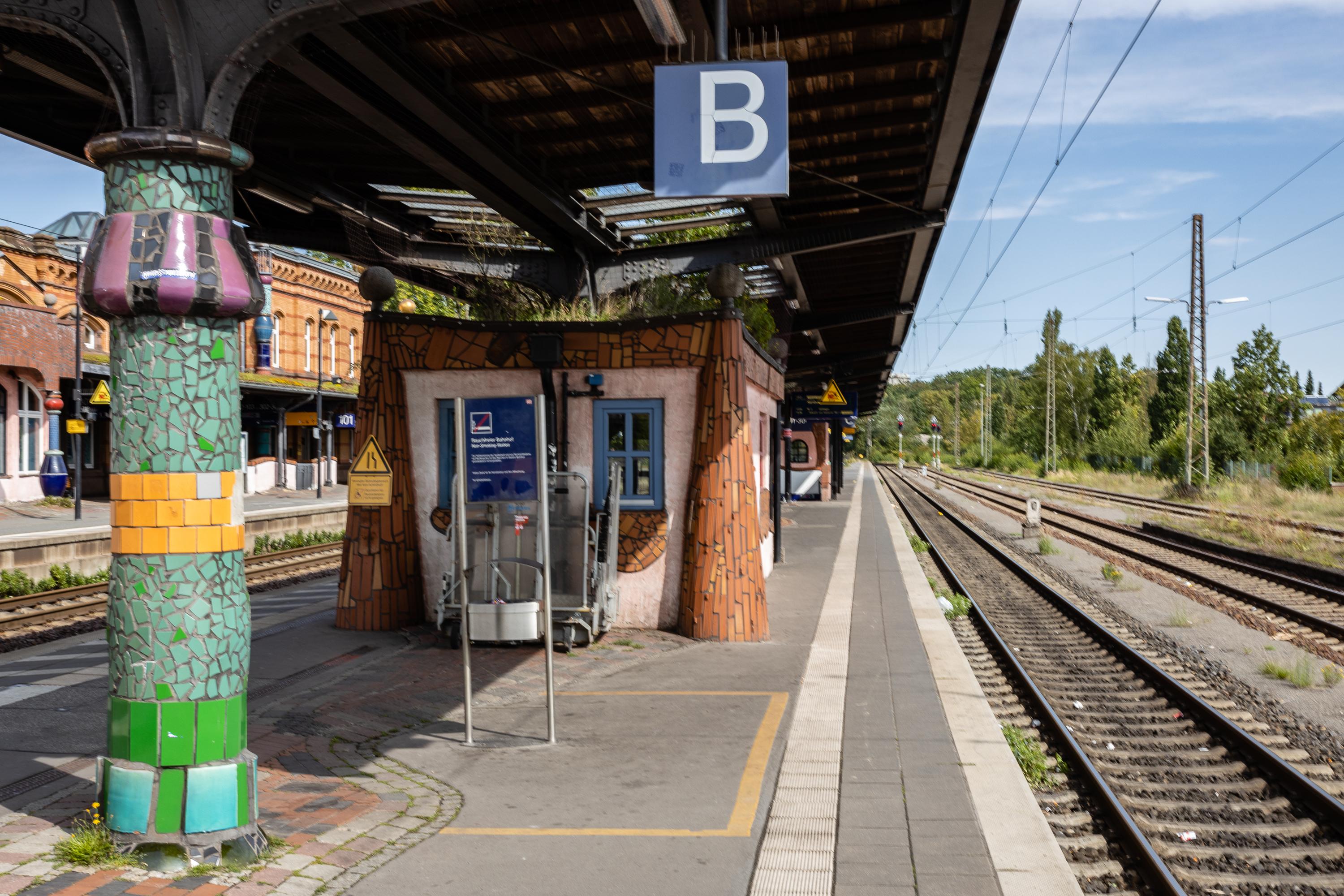 Toll gestalteter Bahnsteig am Hundertwasserbahnhof Uelzen