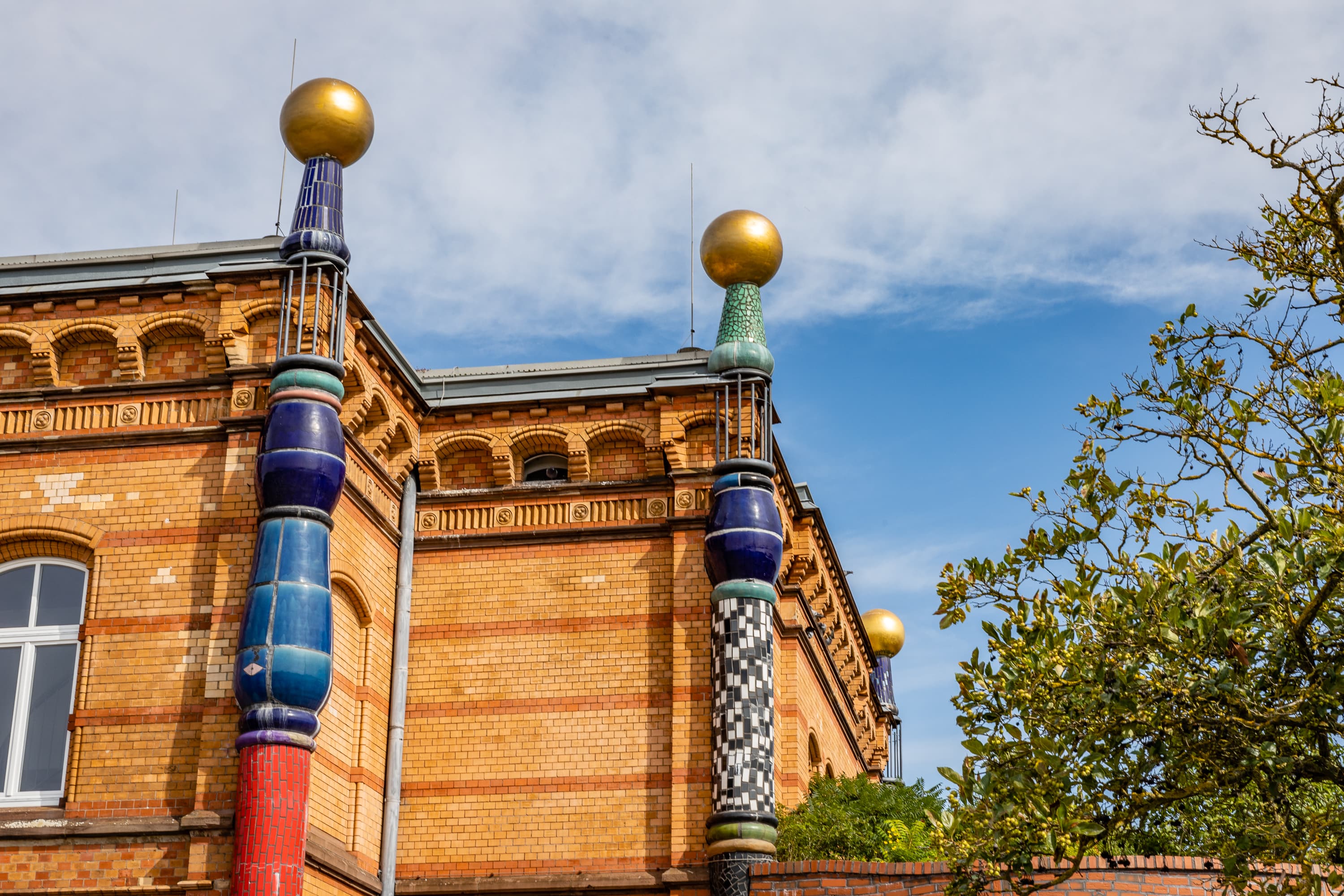 Die goldenen Kugeln leuchten in der Sonne