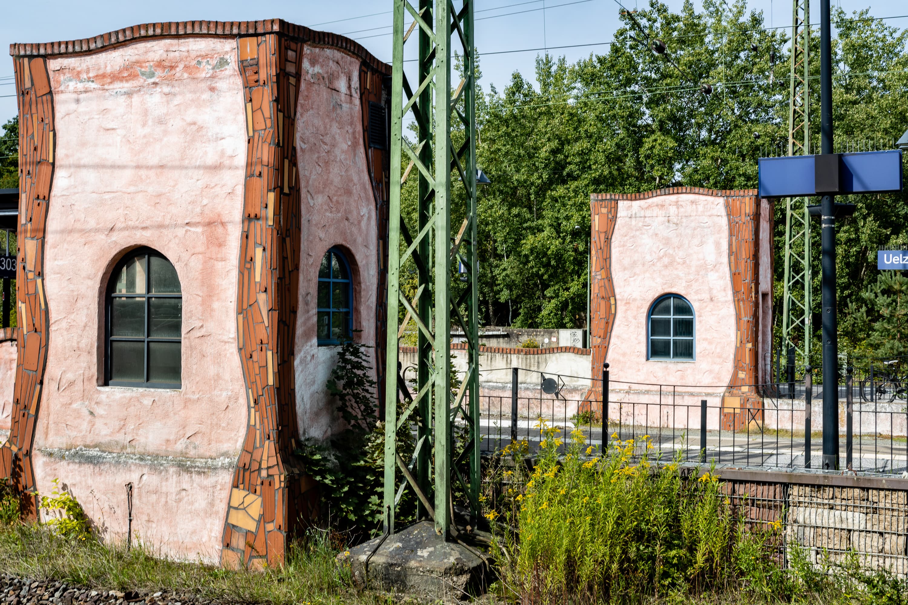 Ungewöhnliche Gestaltungen am Gleis des Hundertwasserbahnhofs