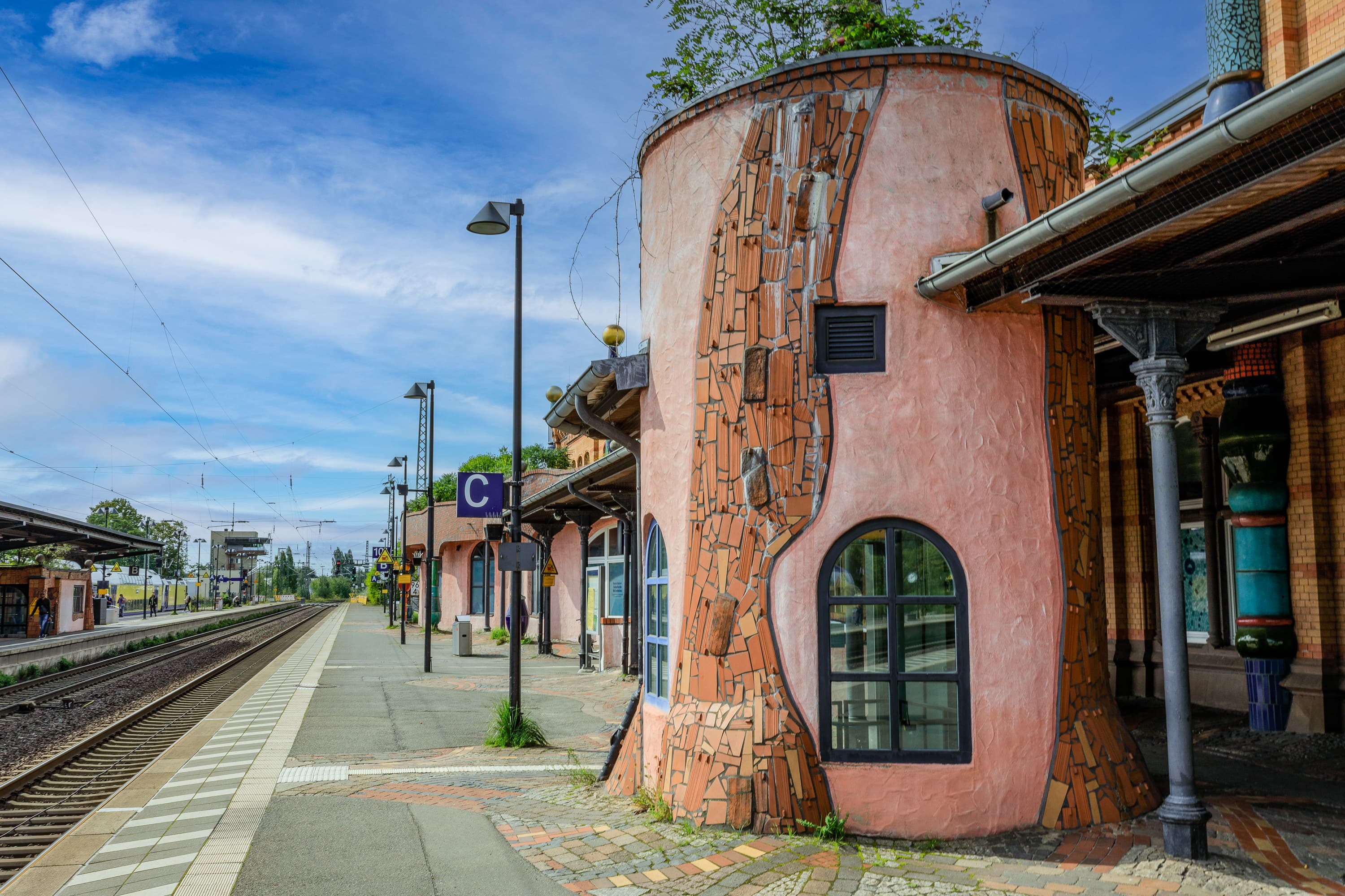 Am Gleis des Hundertwasserbahnhofs Uelzen