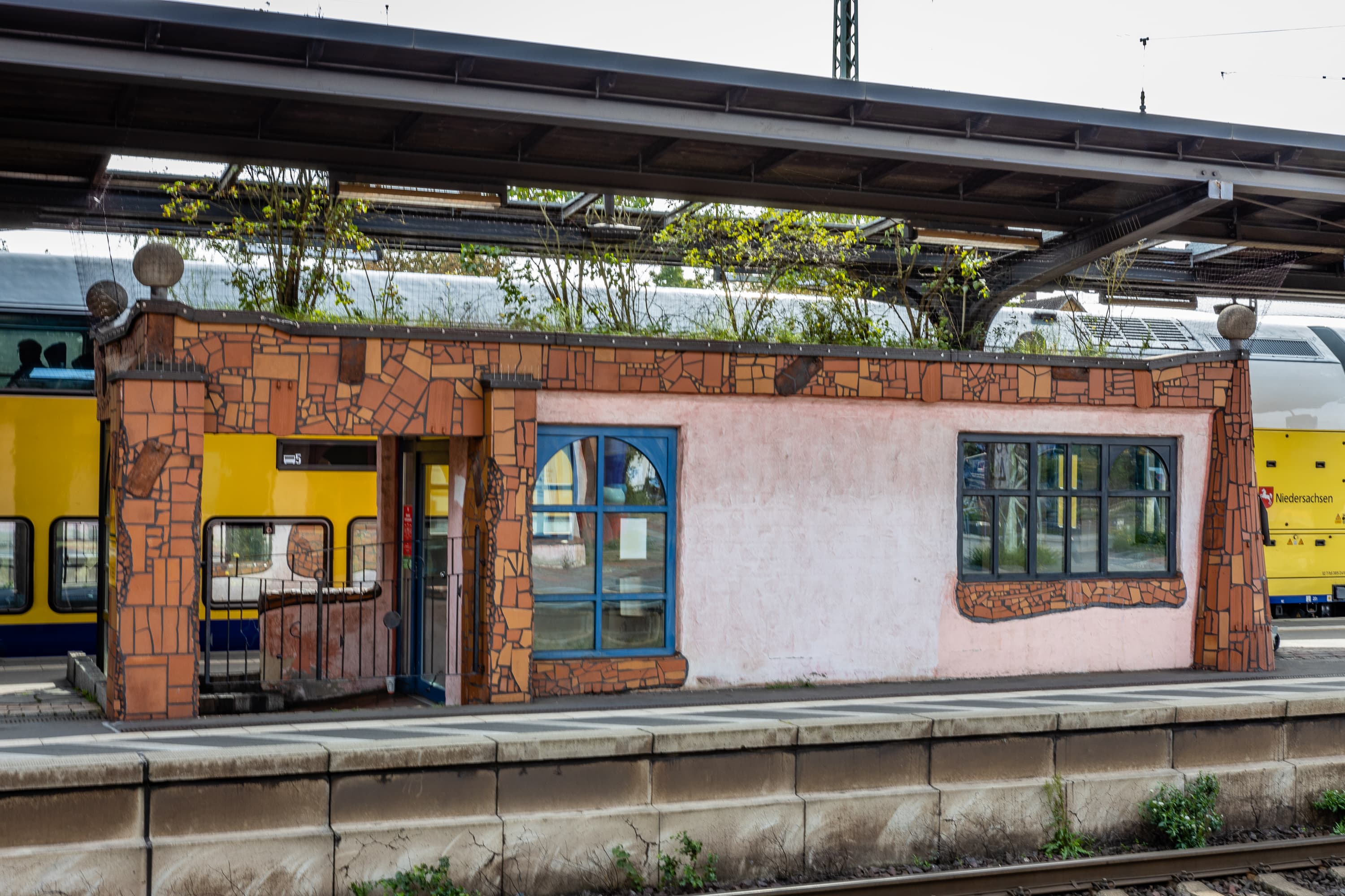 Wartebereich am Hundertwasser Bahnhof Uelzen