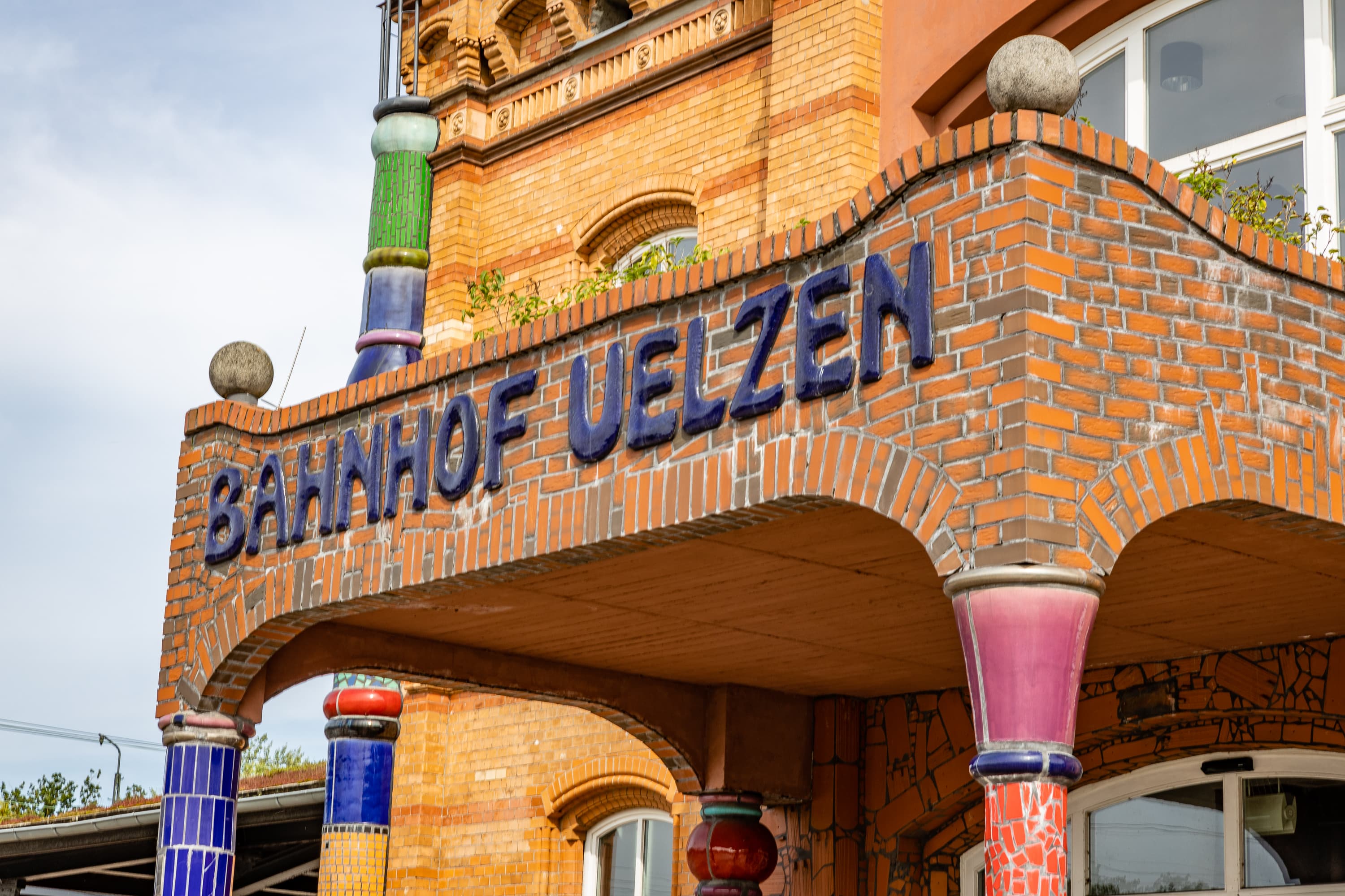 Der besondere Bahnhof ist von Hundertwasser gestaltet