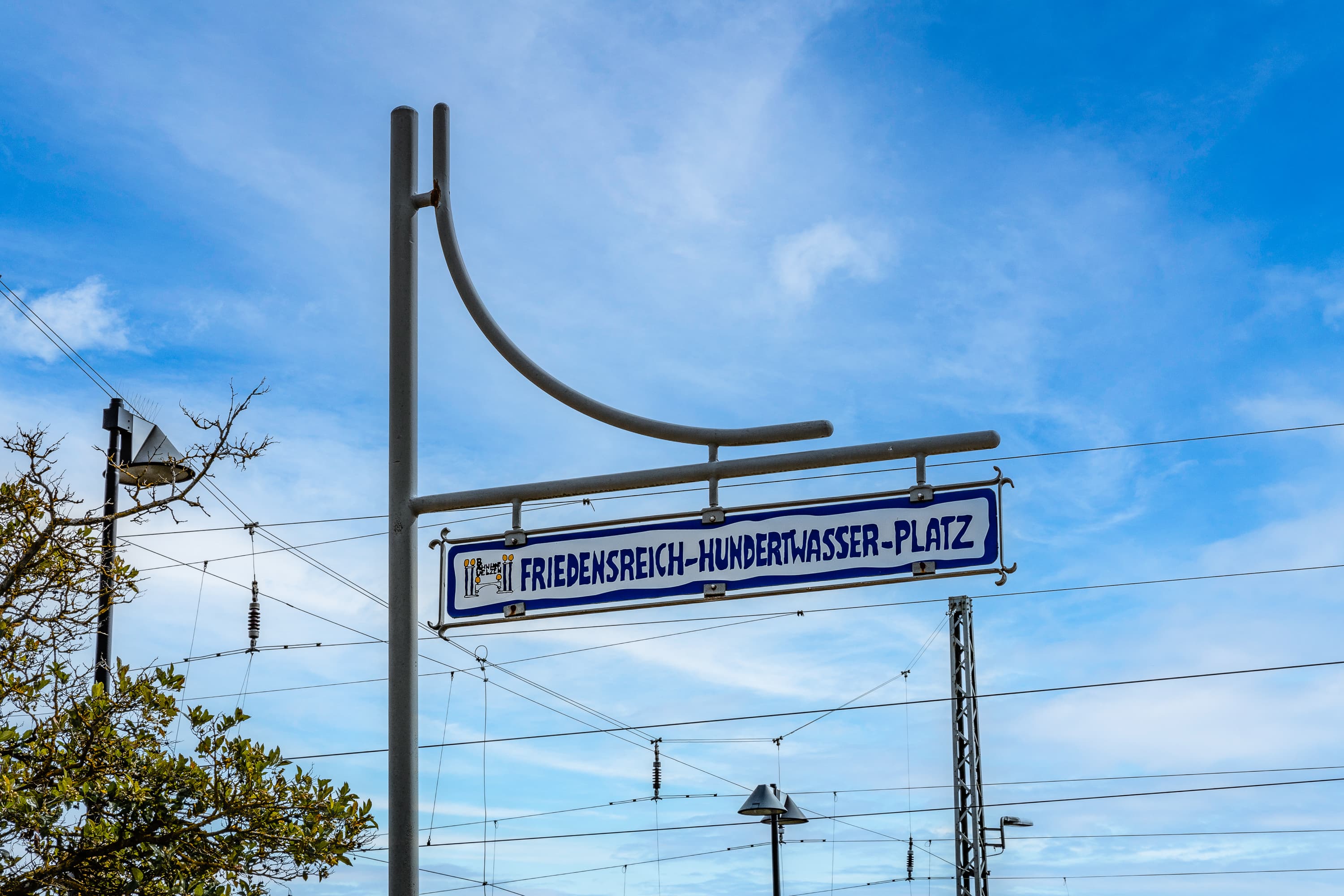 Der Bahnhofsvorplatz ist nach dem Künstler benannt