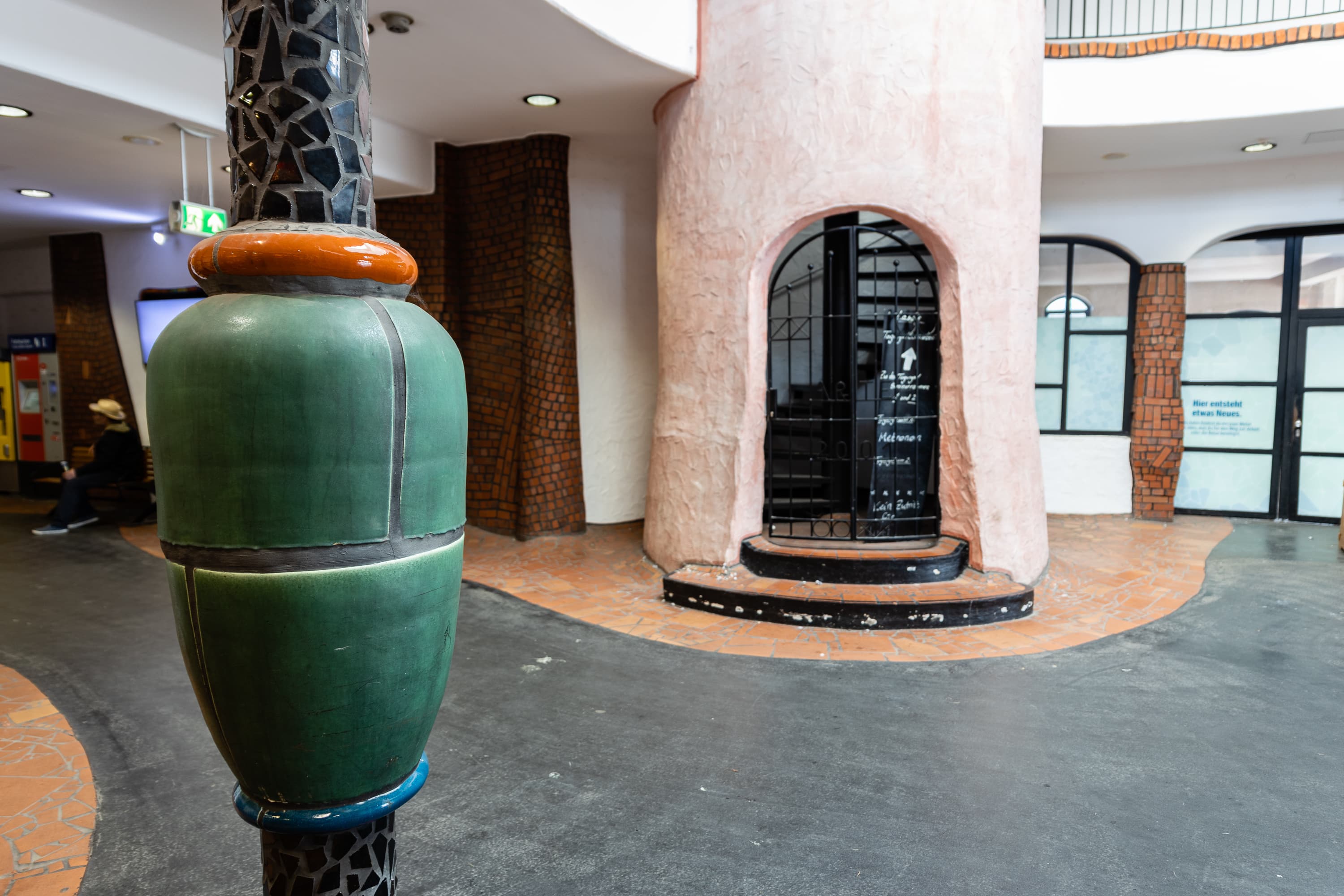 Die Kunst setzt sich innen fort im Hundertwasserbahnhof
