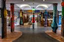 Hundertwasser Bahnhof innen mit Kunst