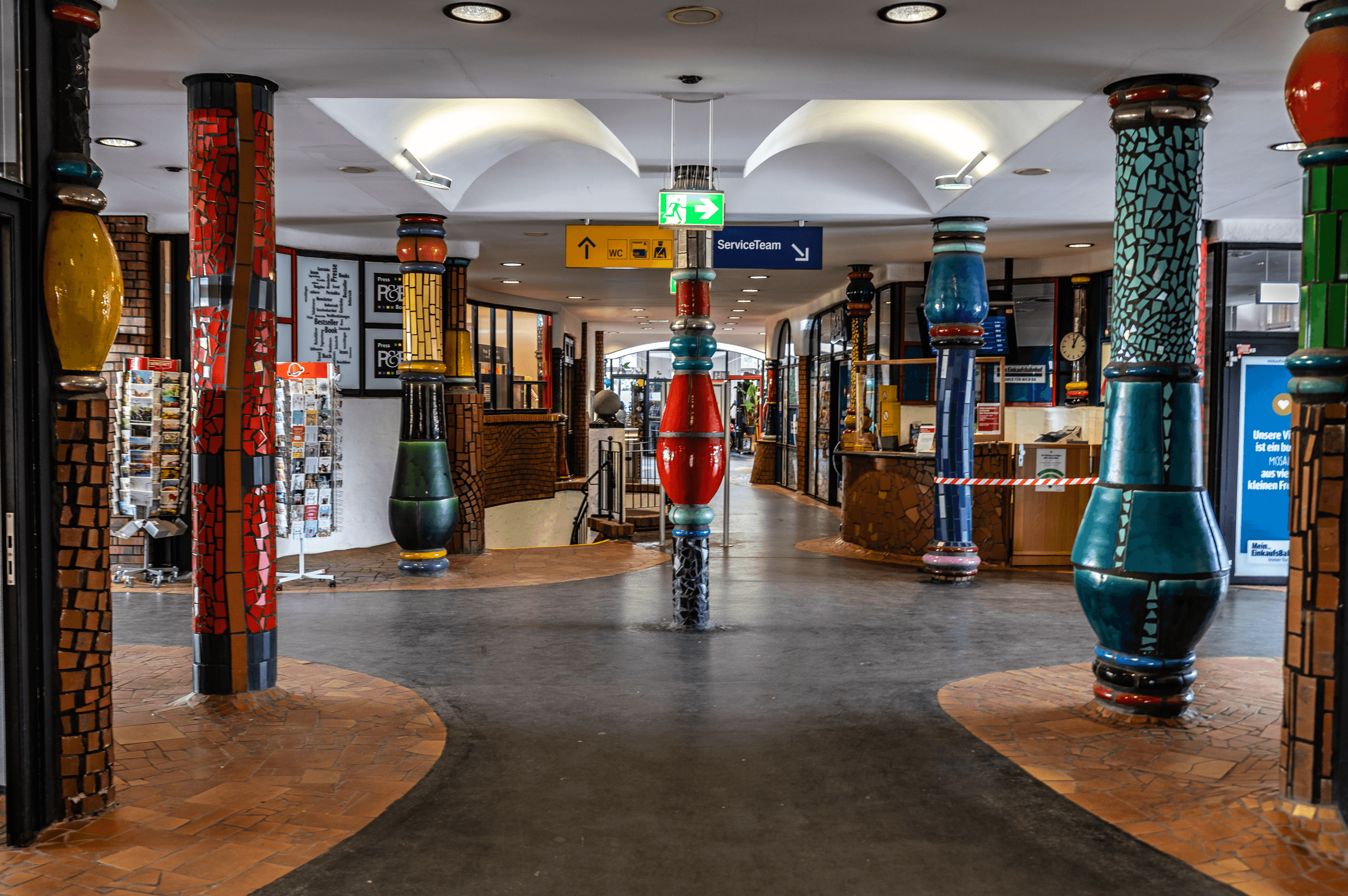 Der ganze Bahnhof ist durchgestaltet im Sinne des Künstlers Hundertwasser