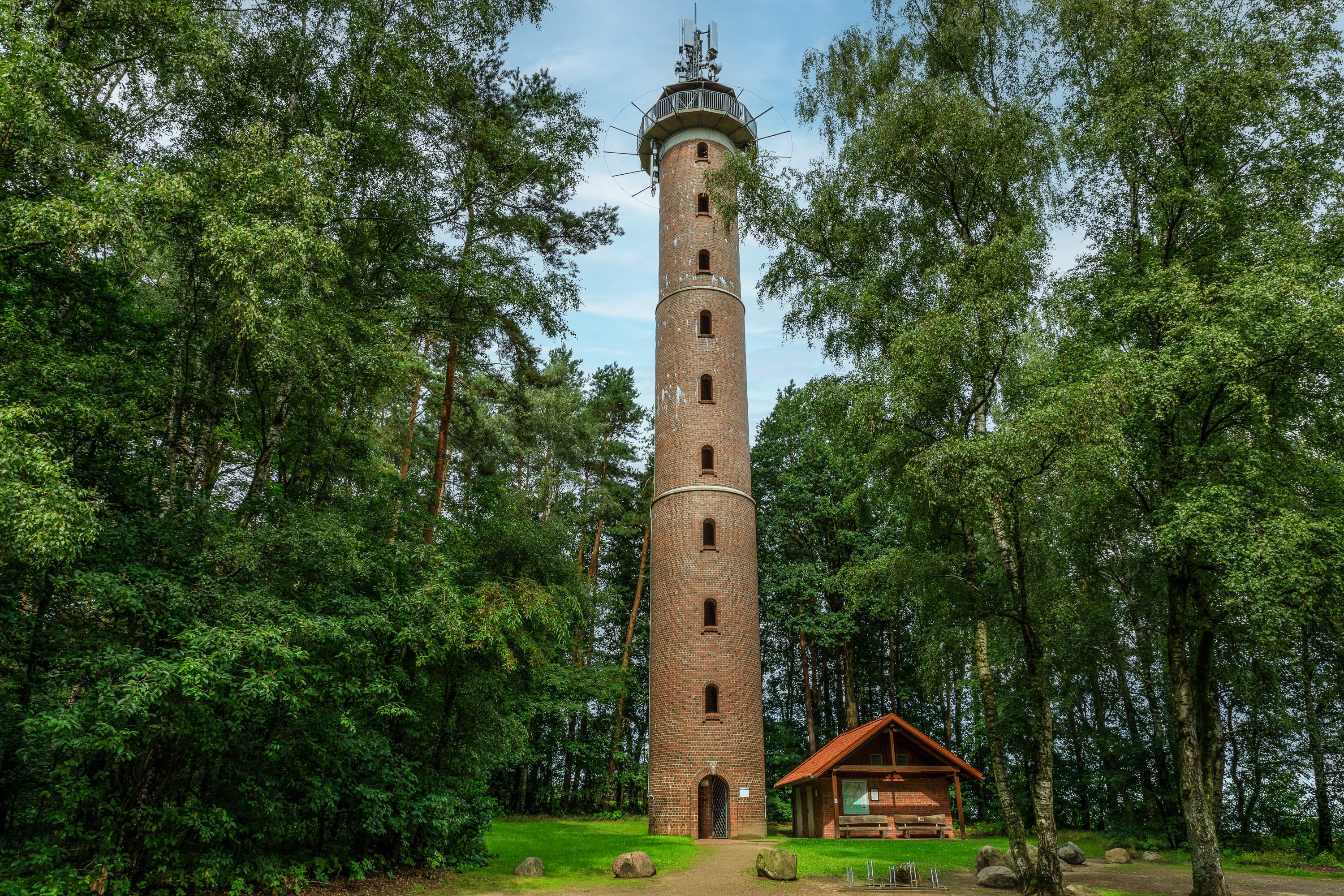 Der Aussichtsturm steht auf 127 Metern über NN in Hösseringen