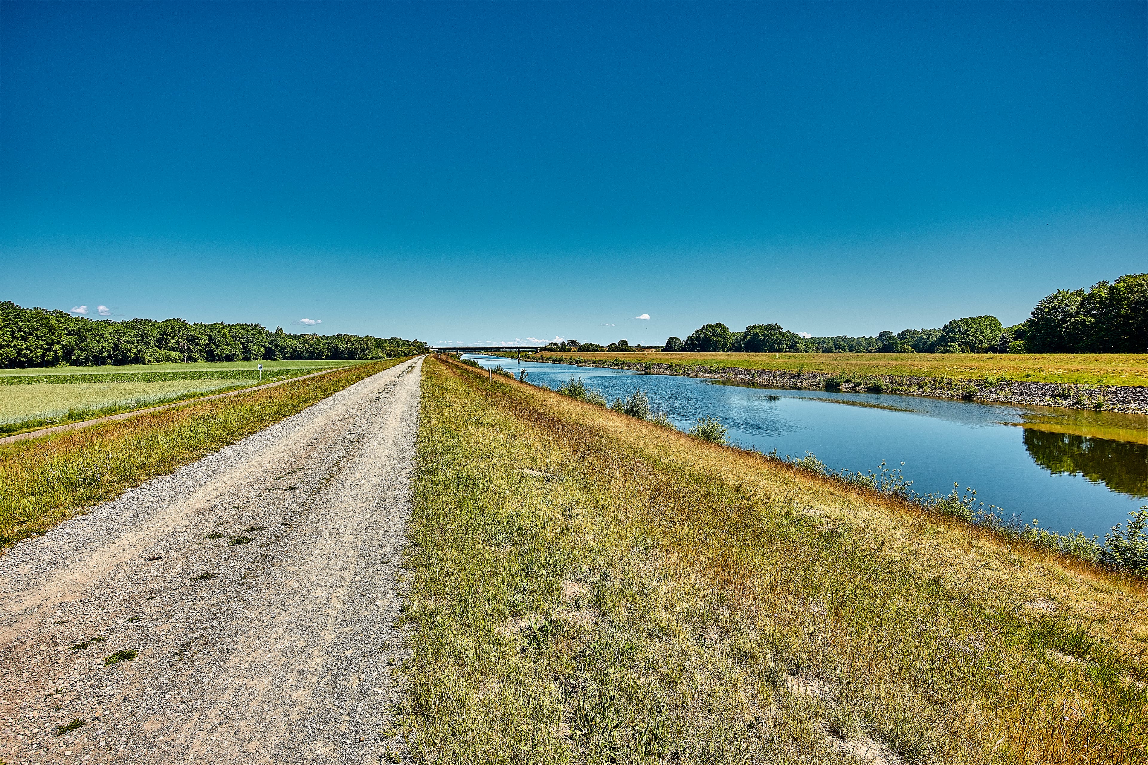 Wandern auf dem Deich Elbe Seitenkanal