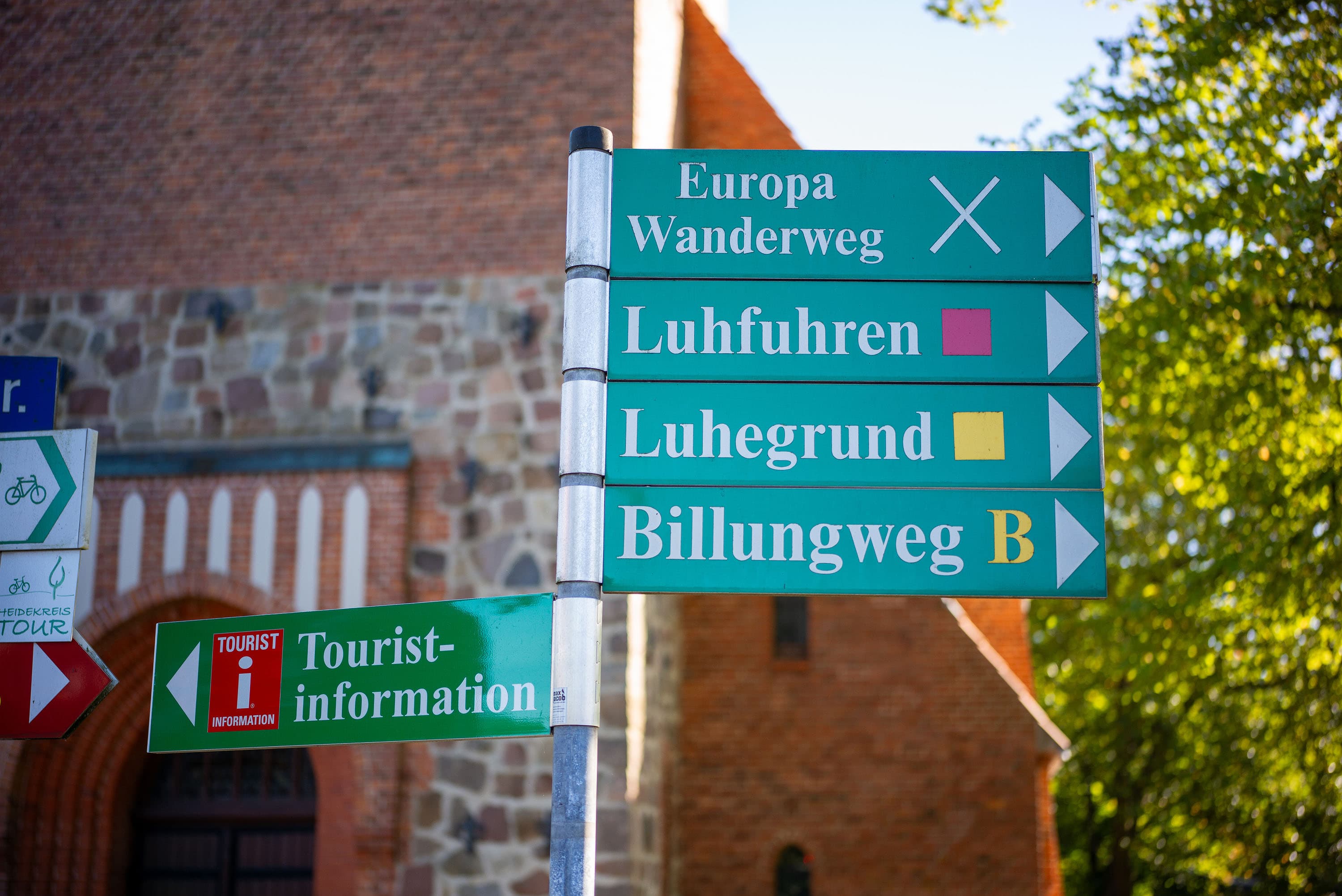 Bispingen Ortsbild Herbst Hermann Billung Weg Beschilderung