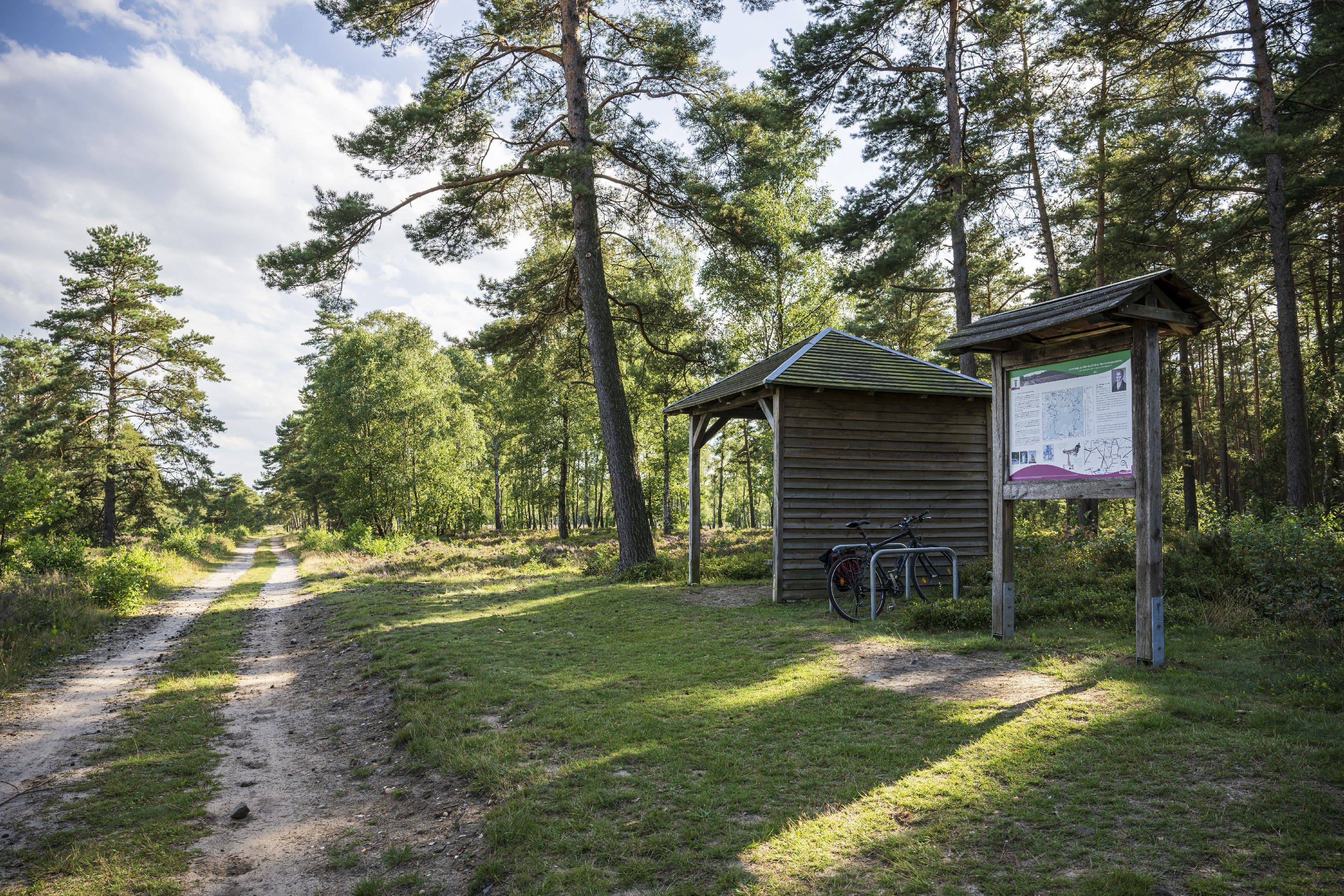 Schutzhütte und Informationstafel am Wanderweg