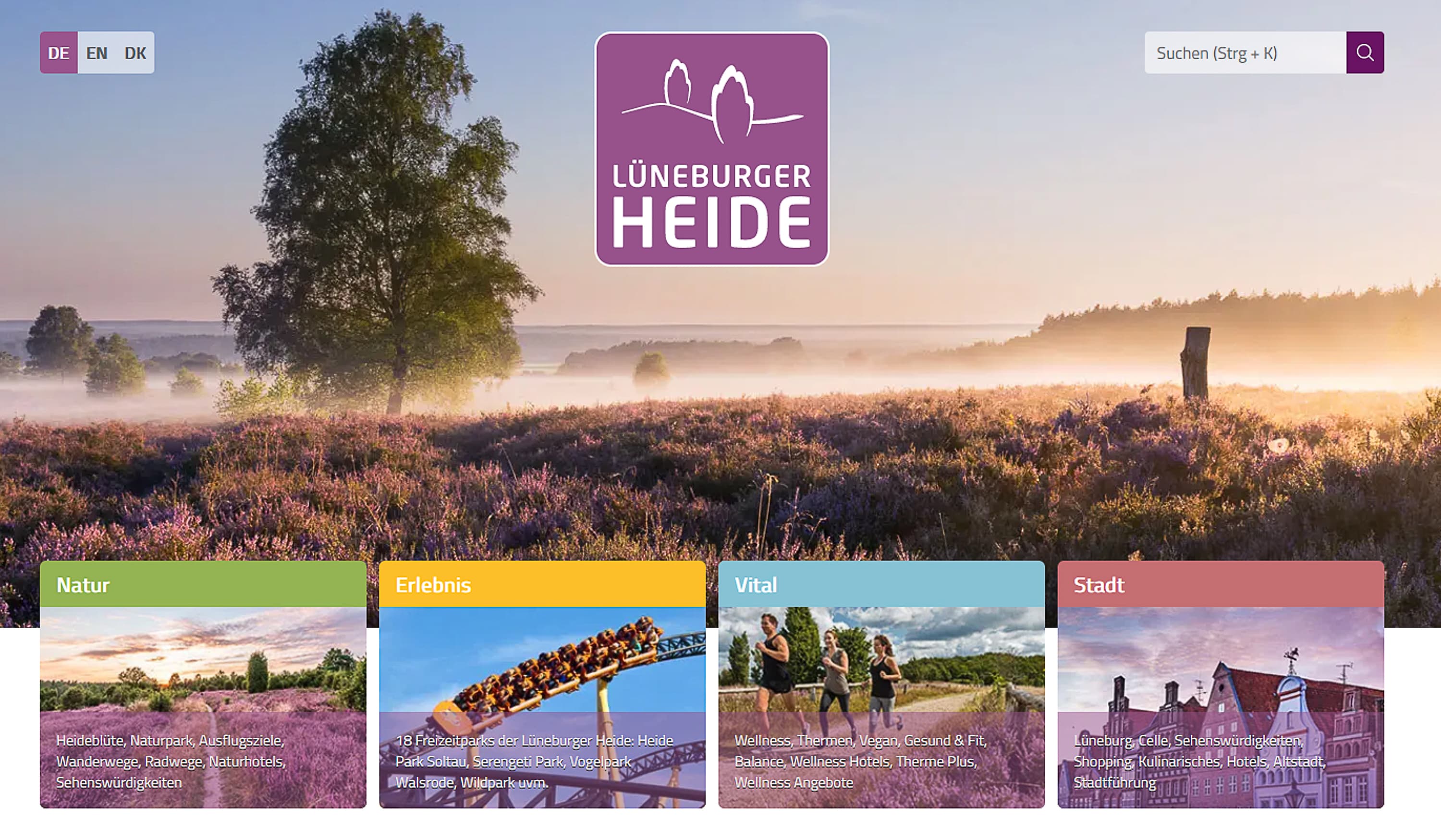 Screenshot der Website der Lüneburger Heide mit blühender Heide im Vordergrund und einem Baum und Nebel im Hintergrund