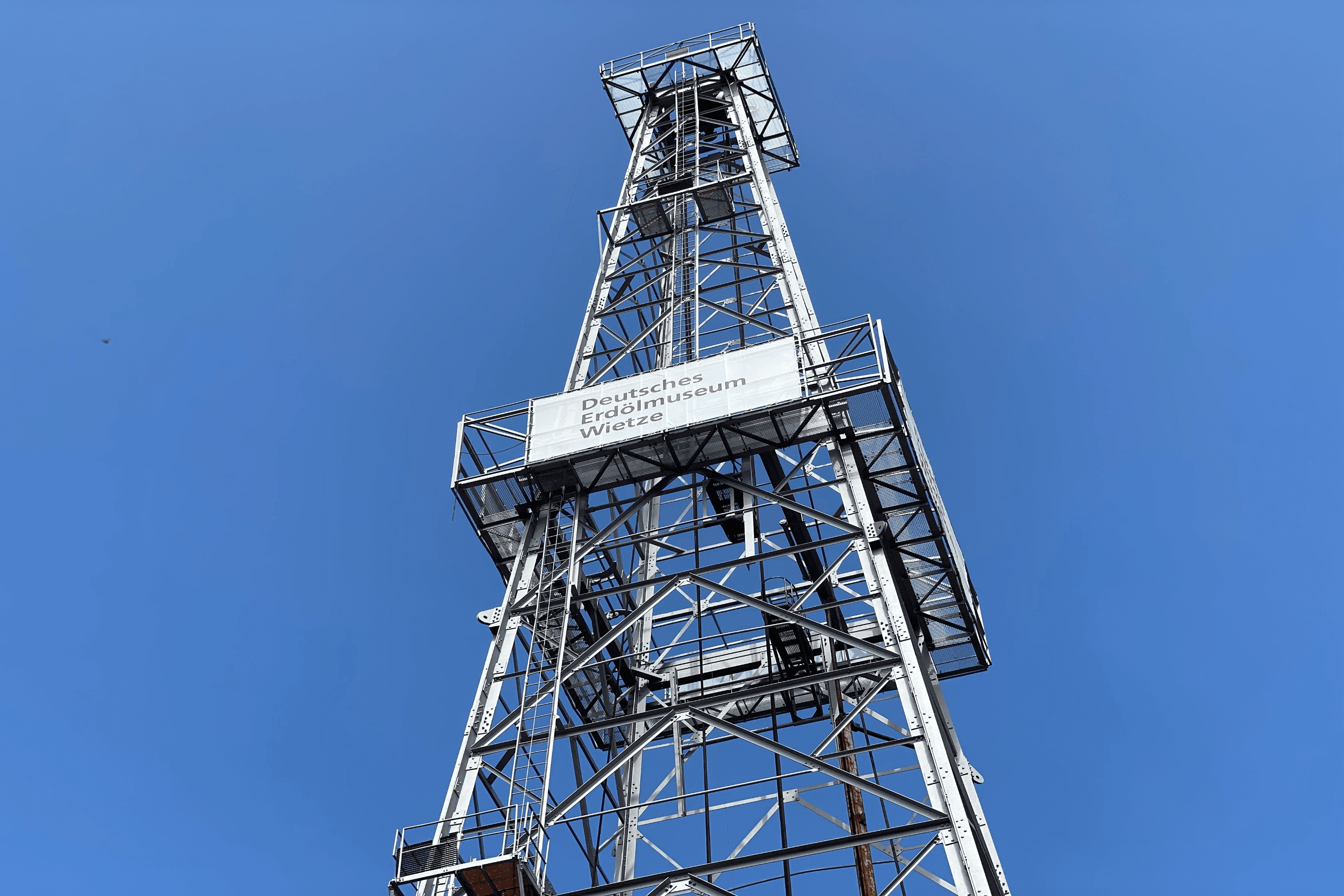 Bohrturm auf dem Freigelände des Deutschen Erdölmuseums