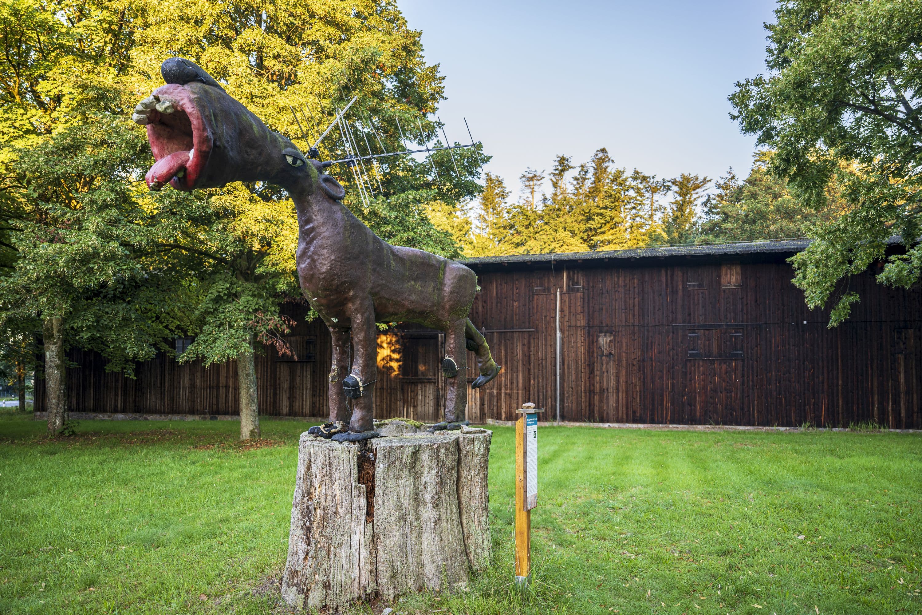 Statue "Synthetischer Hirsch" in Weyhausen