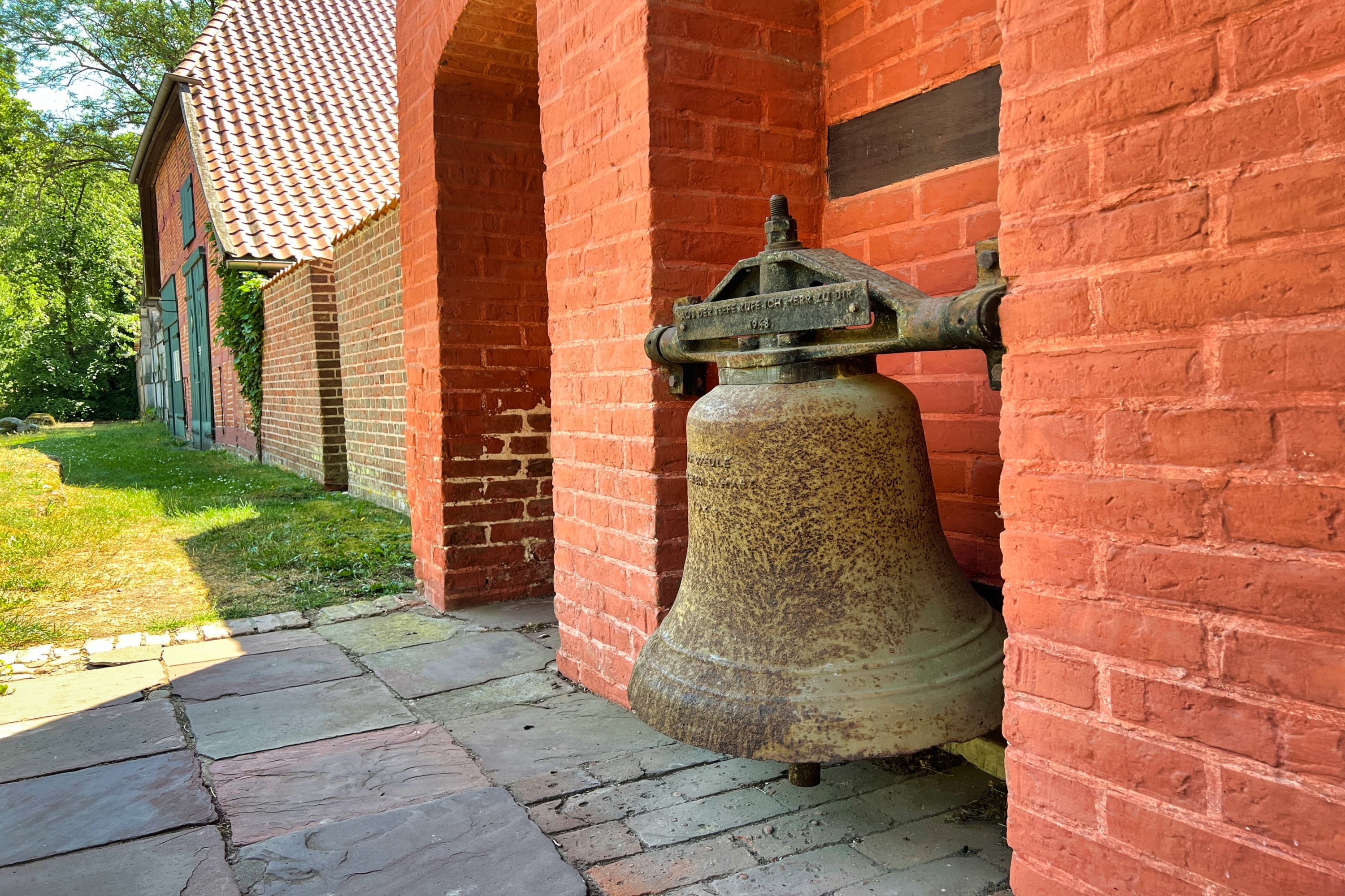 Historische Kirchenglocke an der Stechinelli-Kapelle